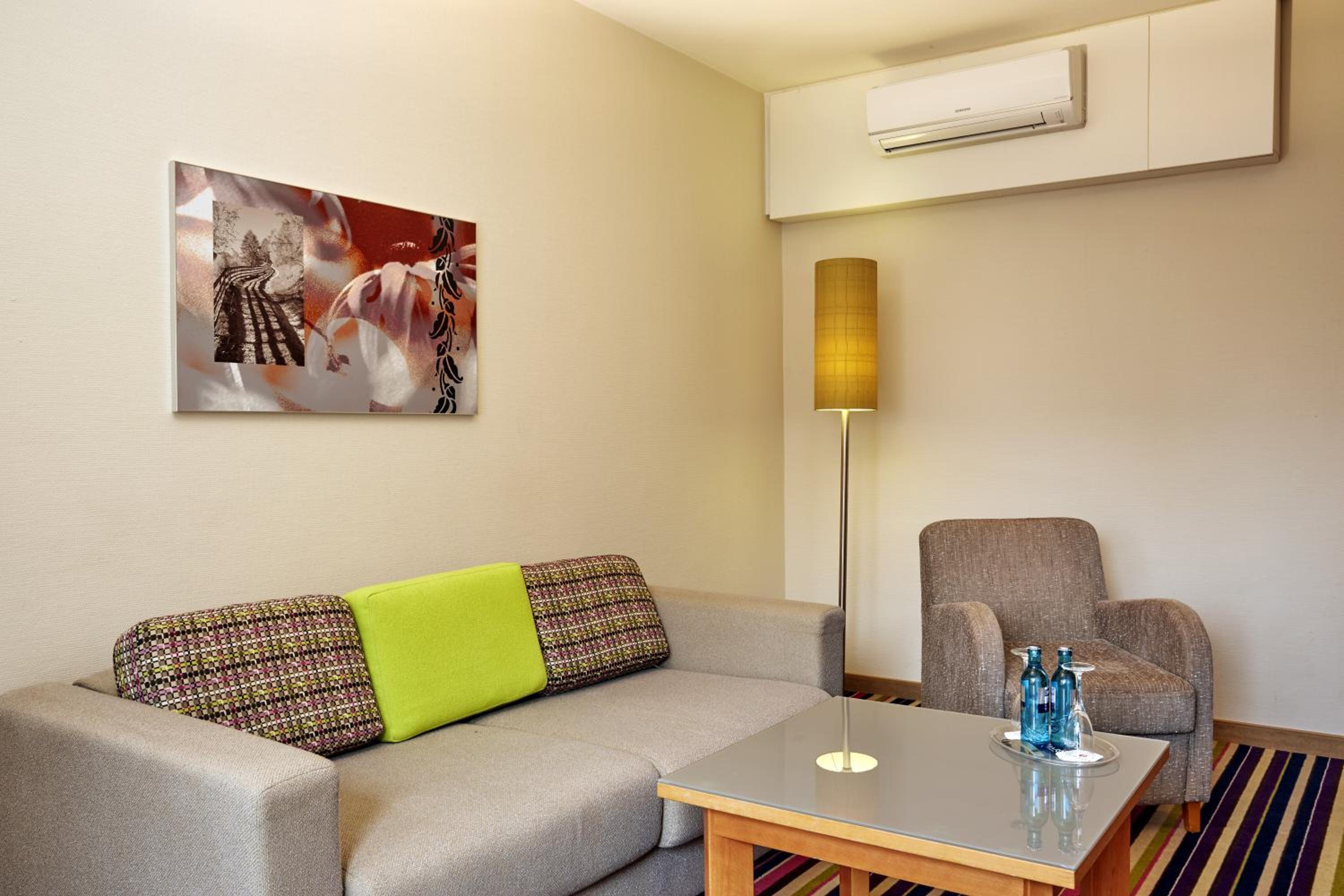 Family Room (2 Adults + 2 Children)