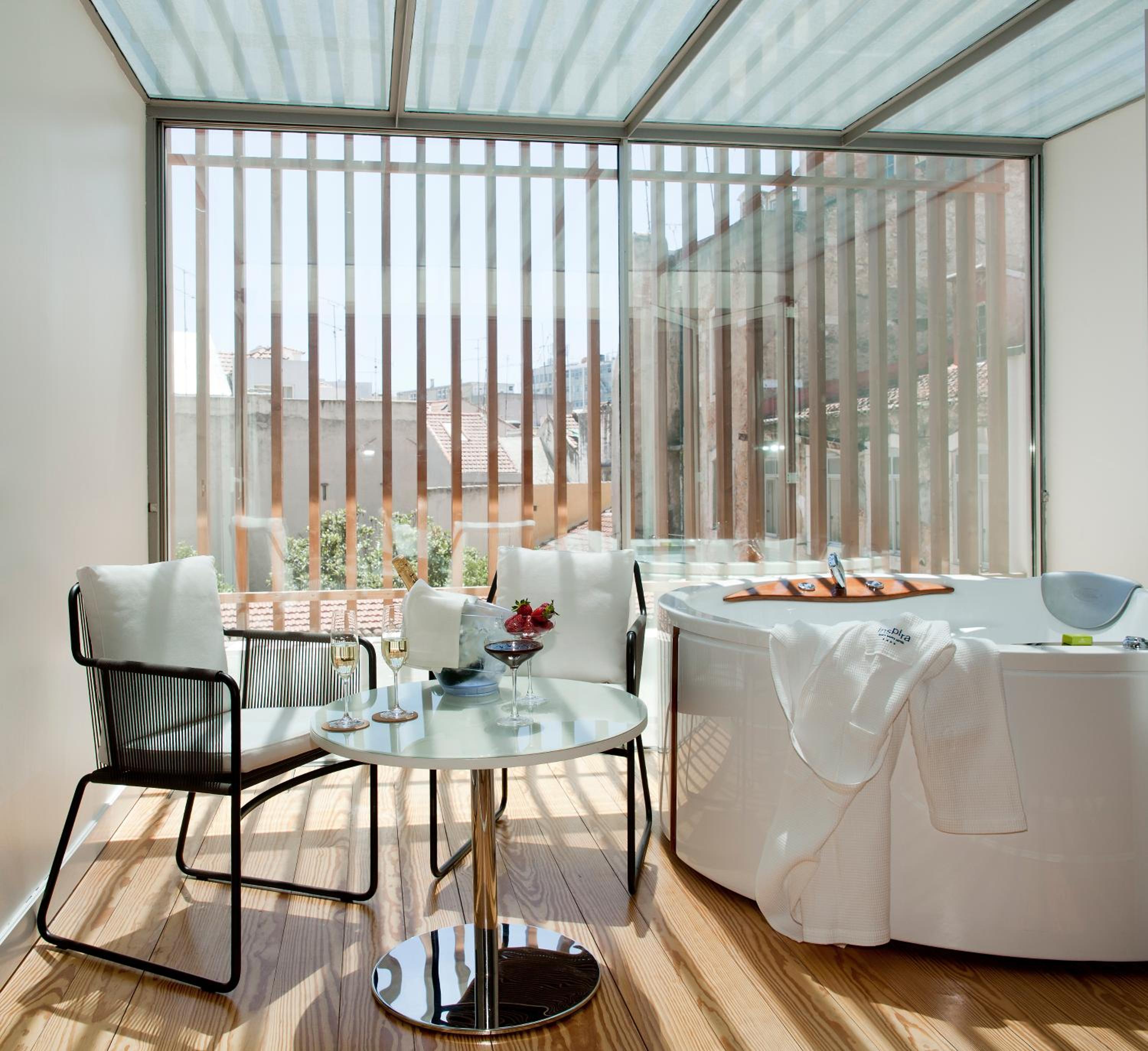 Deluxe Suite with Spa Bath - Photo 7
