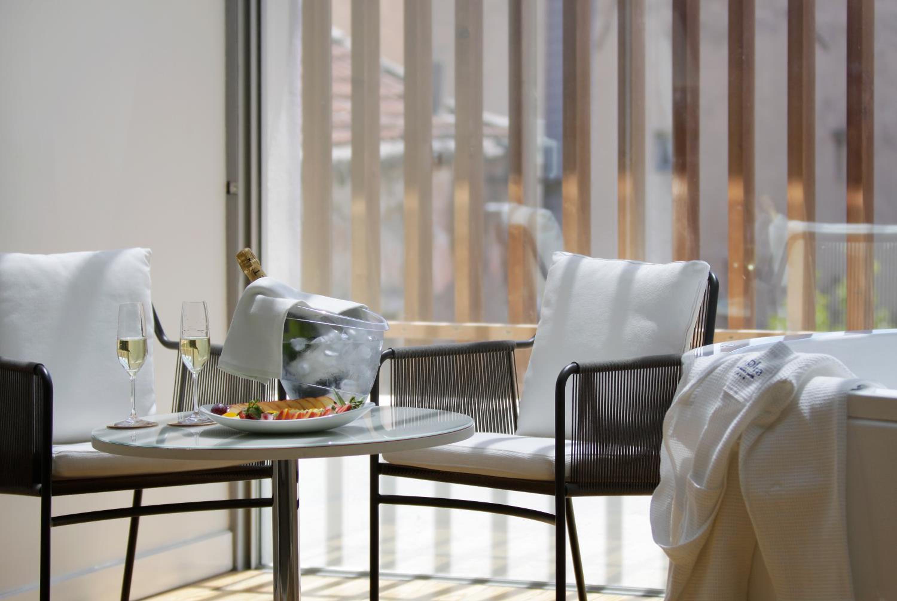 Deluxe Suite with Spa Bath - Photo 2