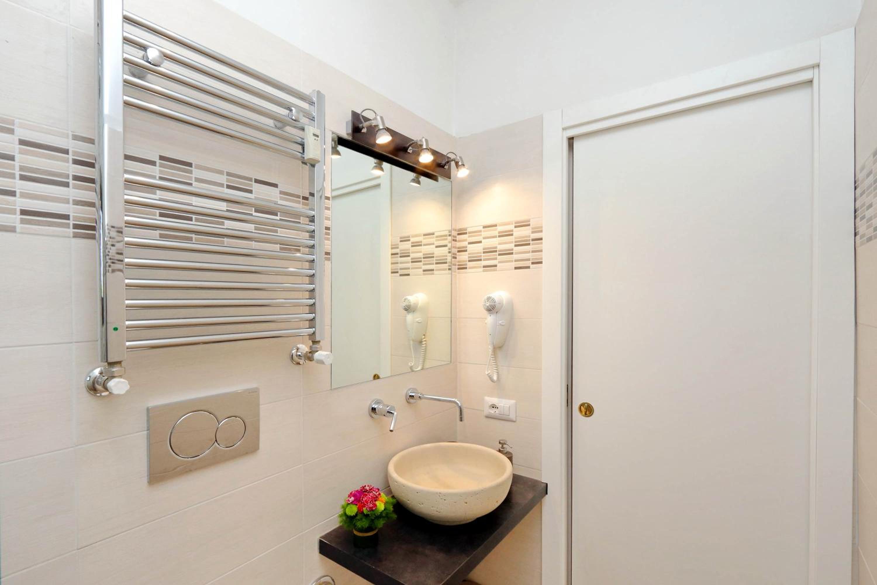 Deluxe Double Room with Balcony and City View photo 3