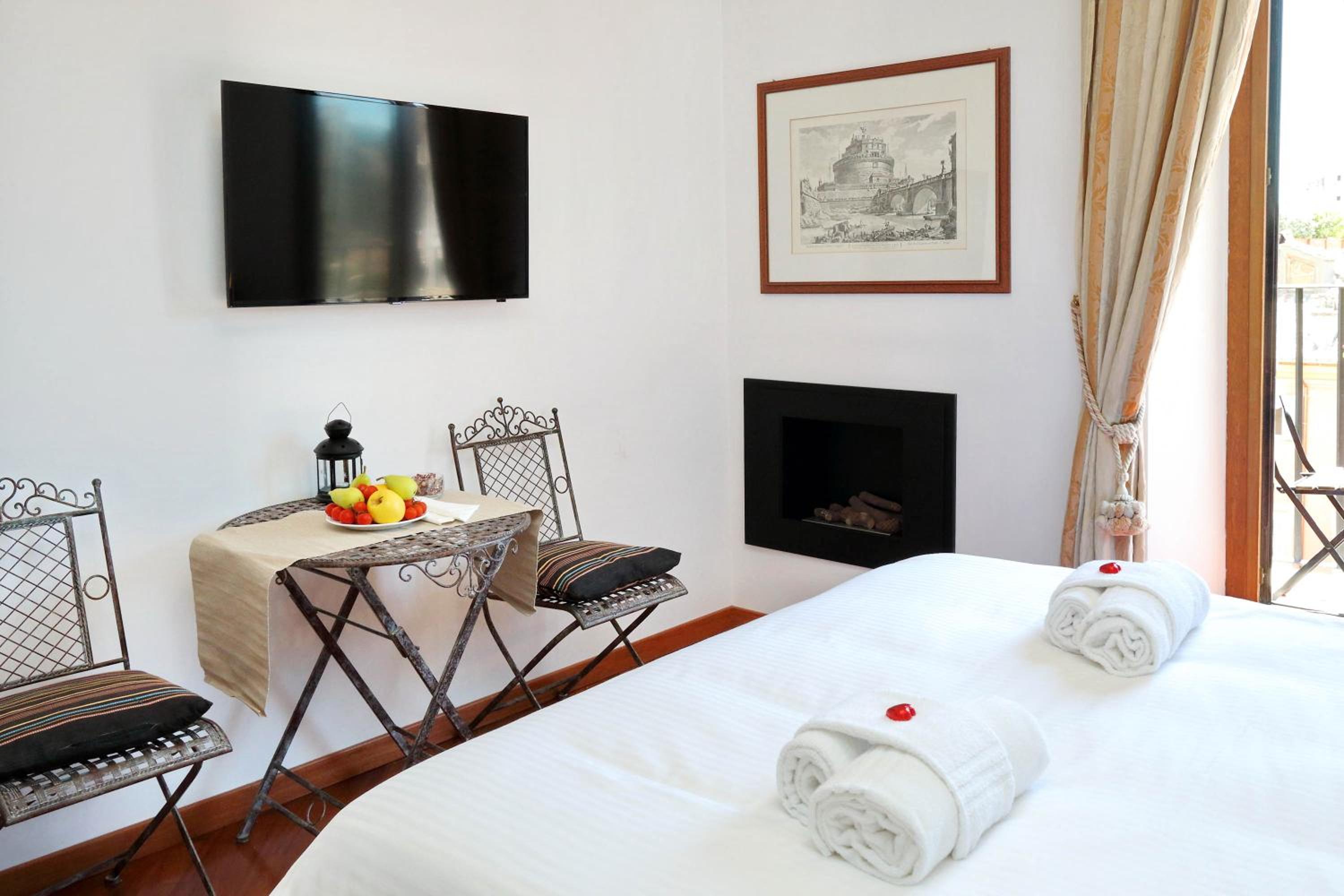 Deluxe Double Room with Balcony and City View photo 2