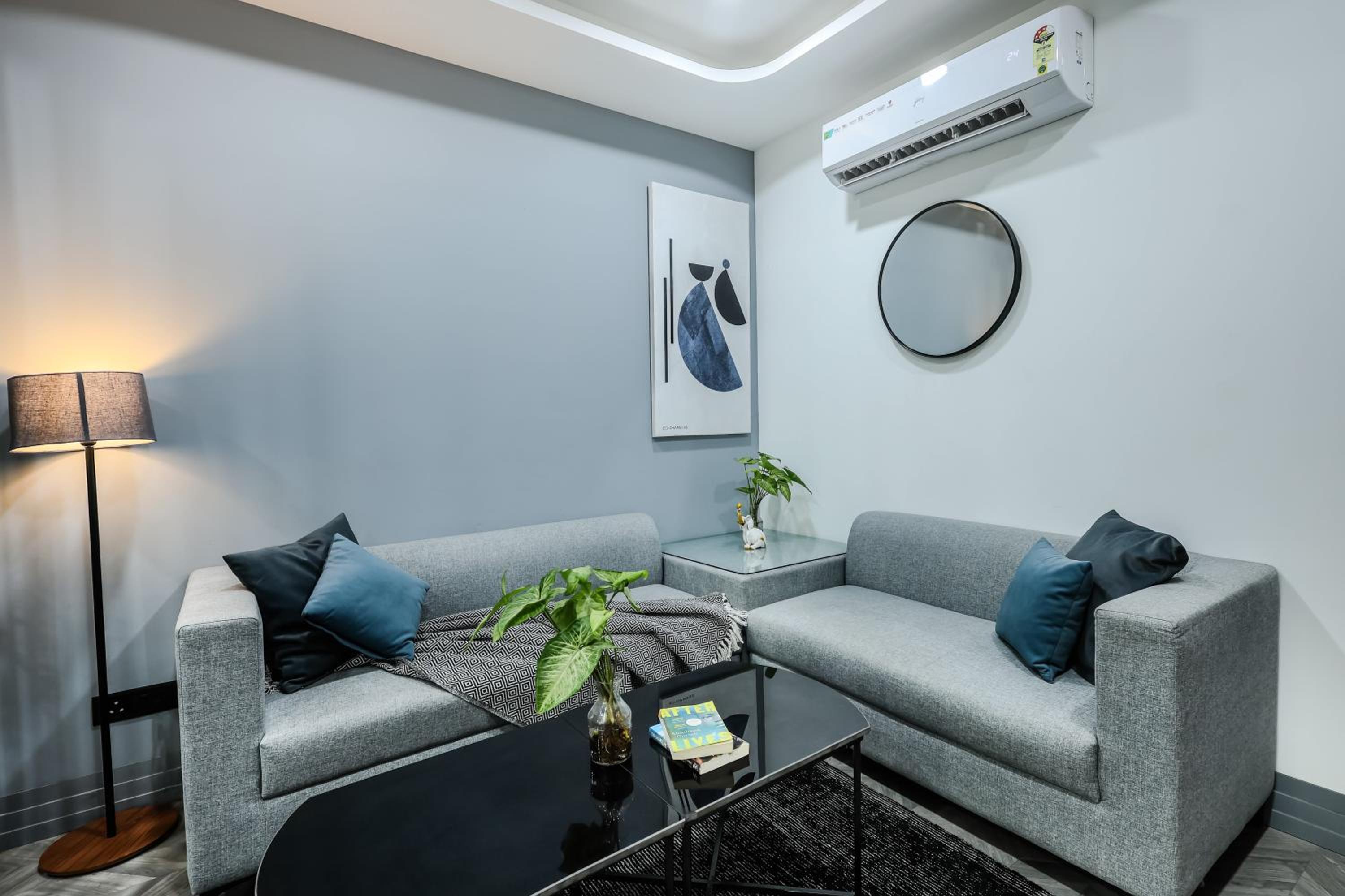 Studio Apartment with Balcony photo 2