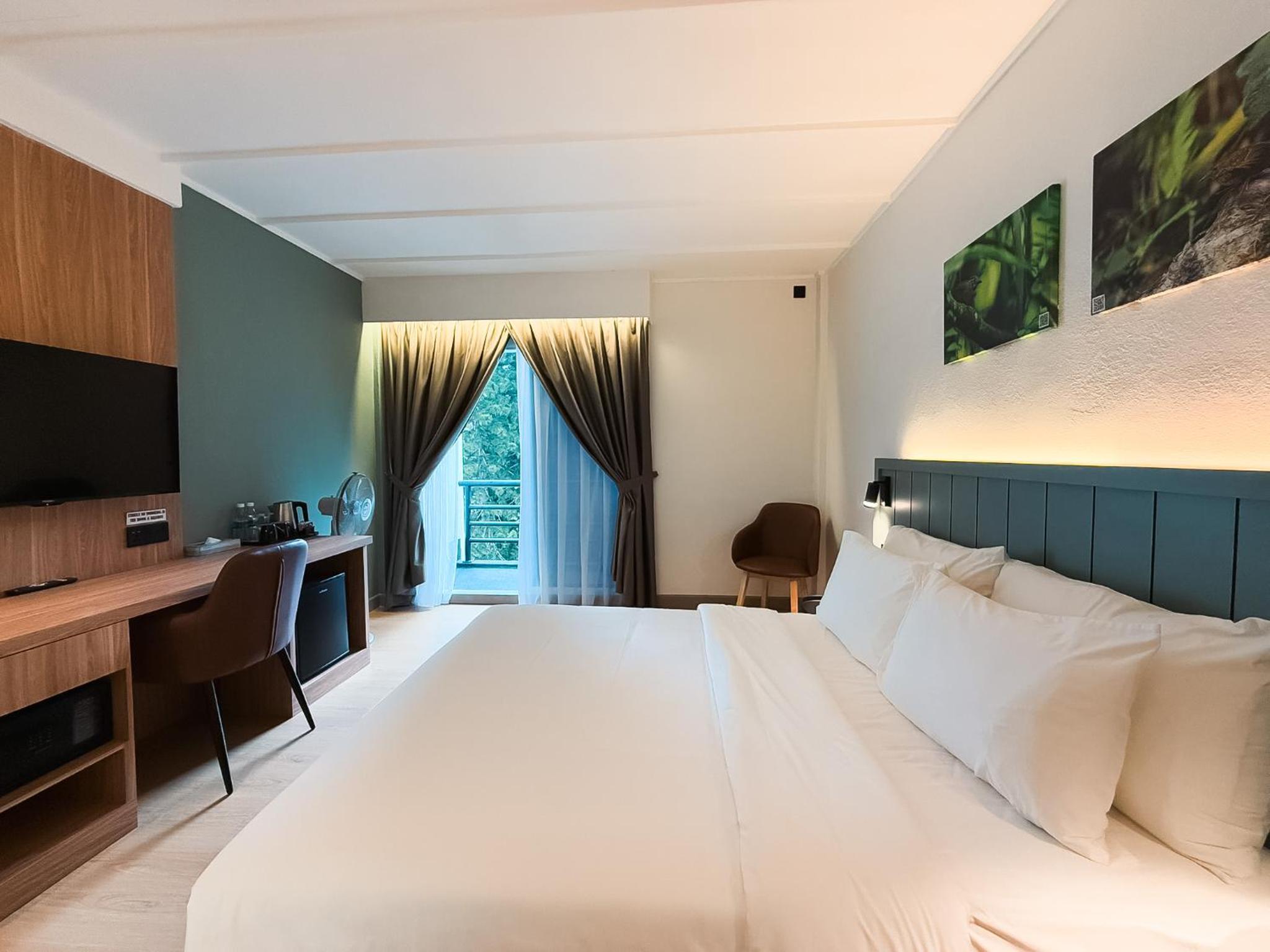 Queen Room with Balcony - Garden View photo 1