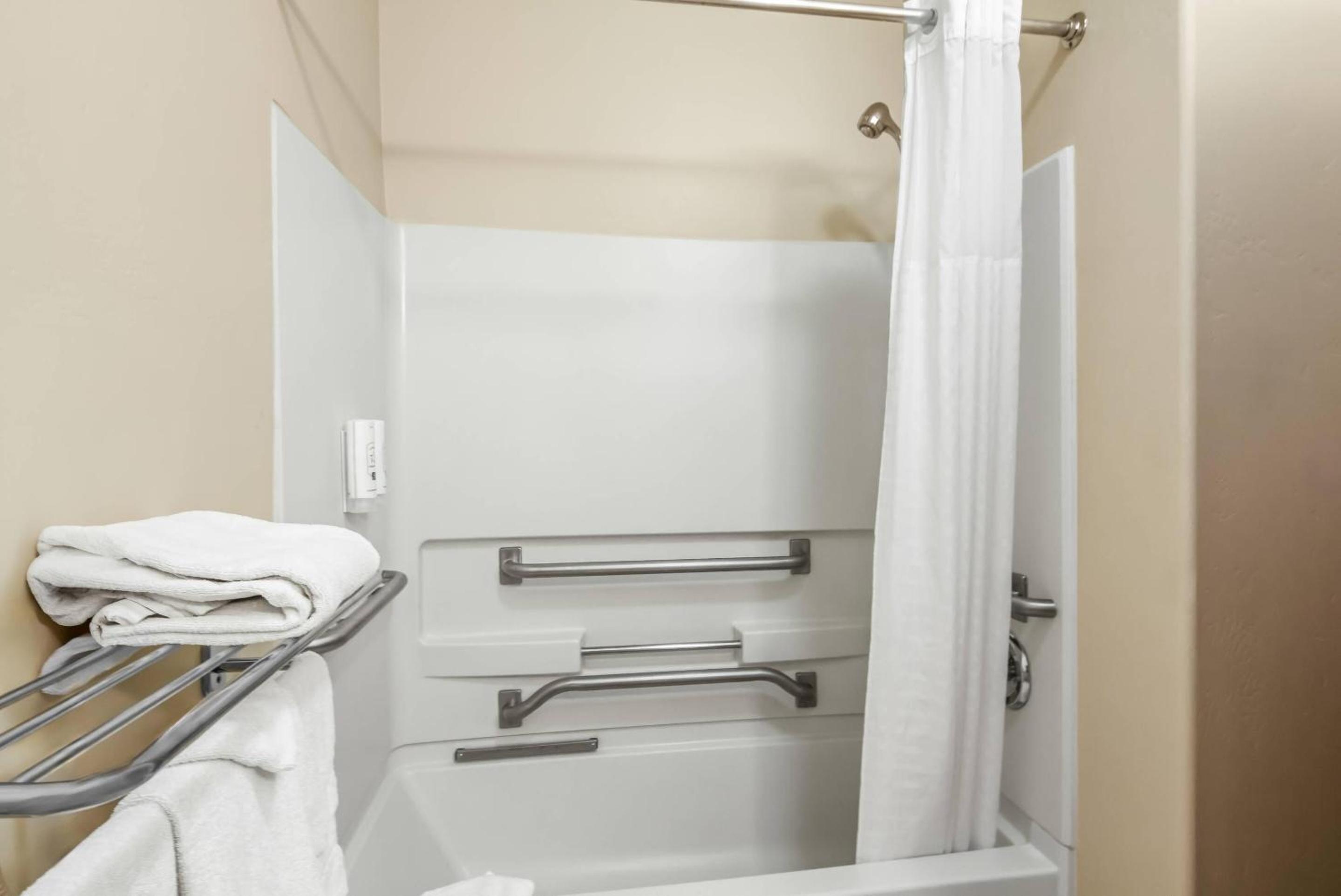 Queen Room - Accessible/Nonsmoking photo 3