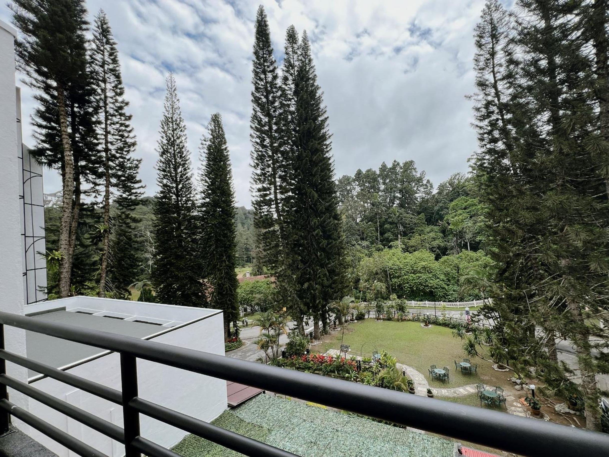 Queen Room with Balcony - Garden View photo 2