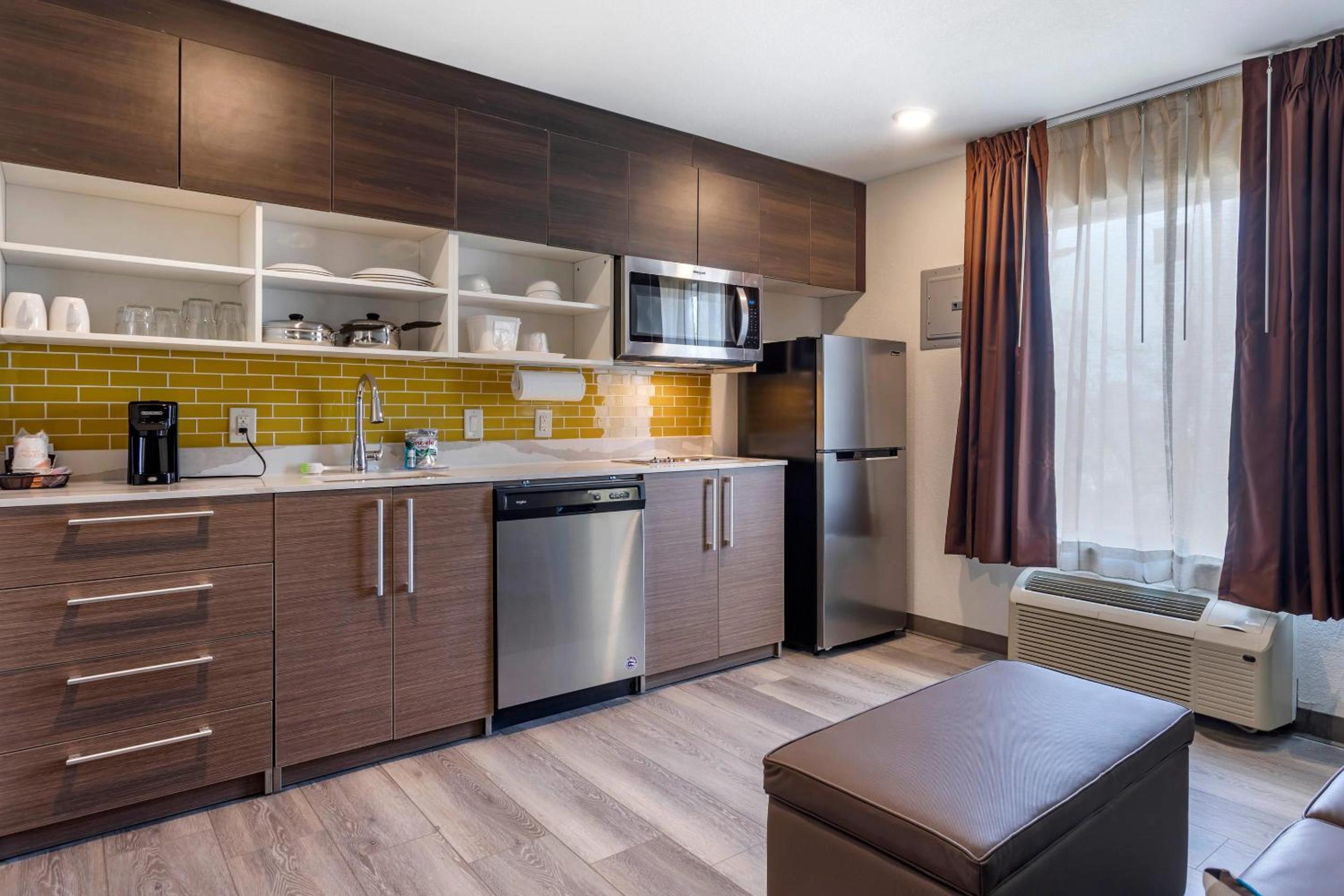 King Suite - Non Smoking/Pet Friendly - Photo 3