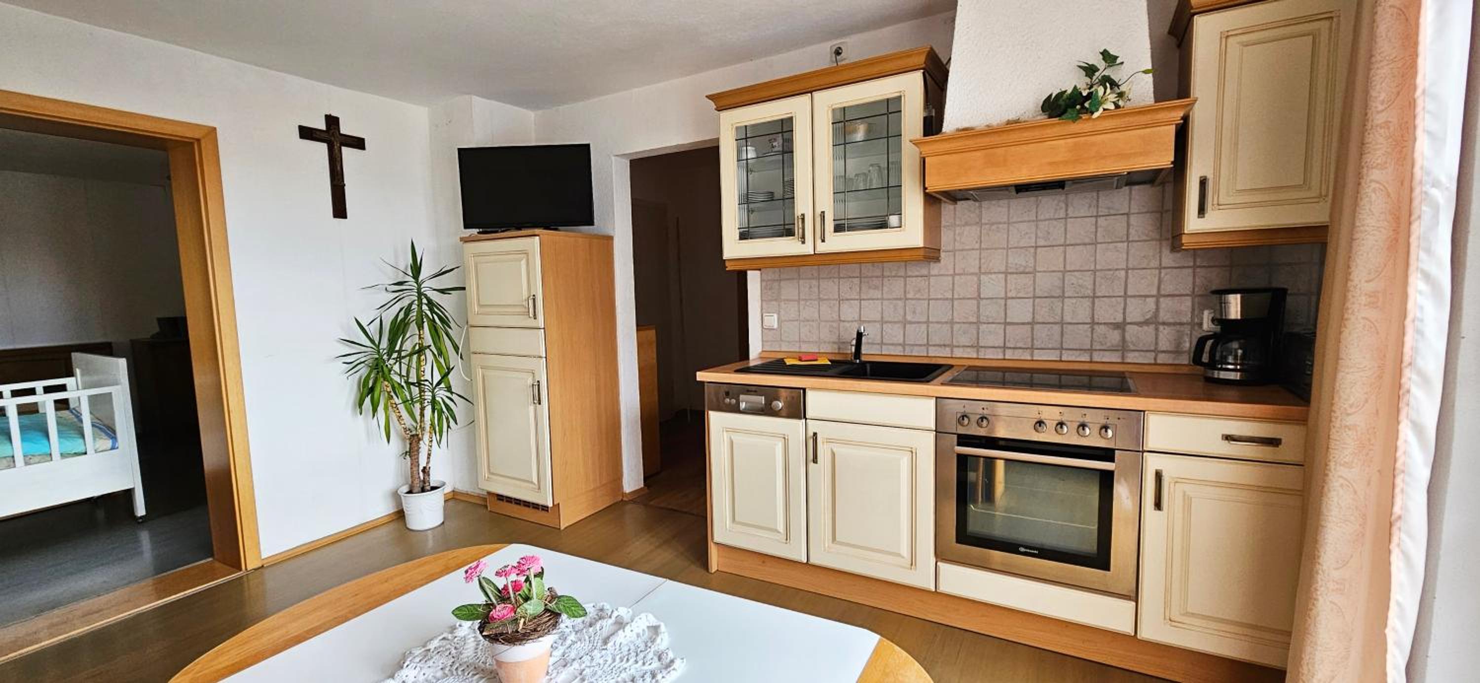One-Bedroom Apartment with Balcony and Mountain View   photo 1