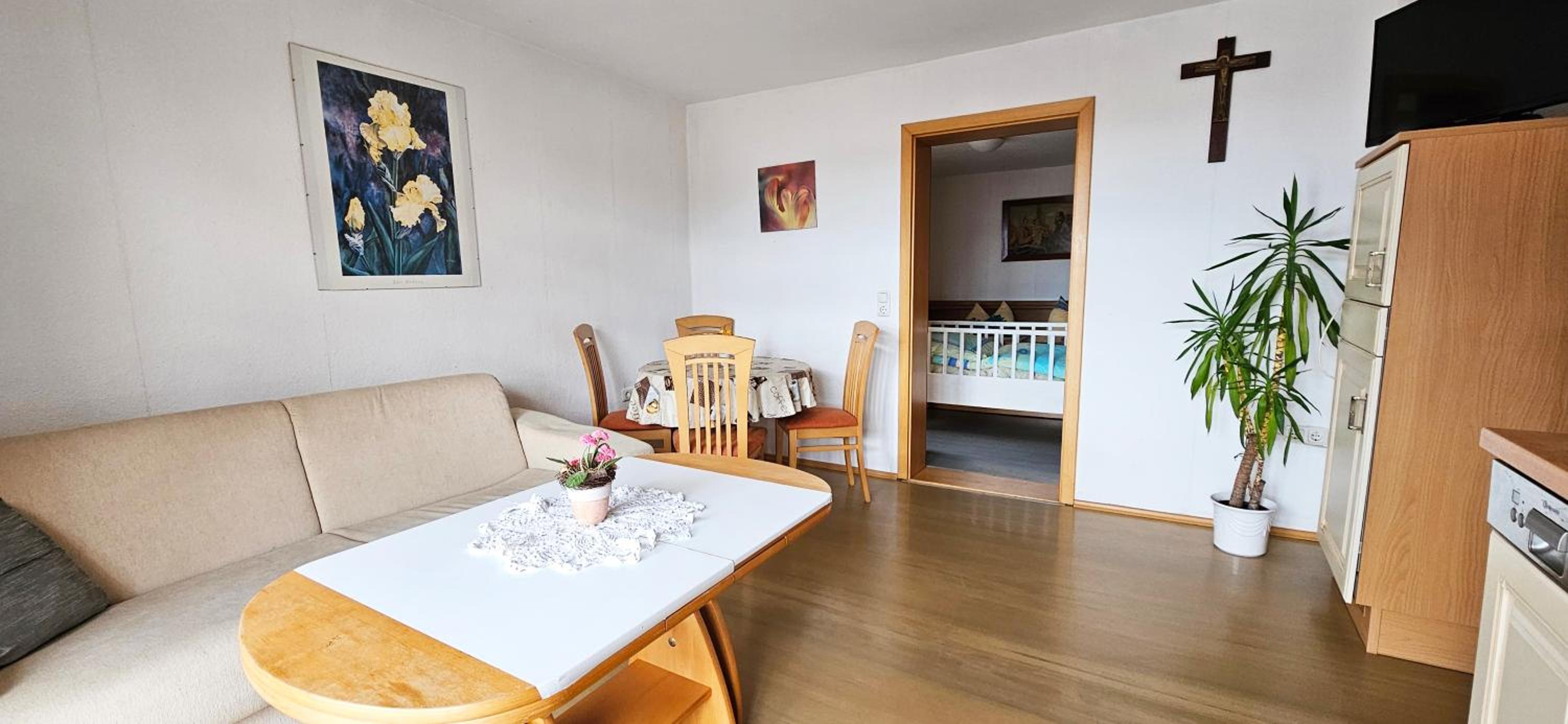 One-Bedroom Apartment with Balcony and Mountain View   photo 2