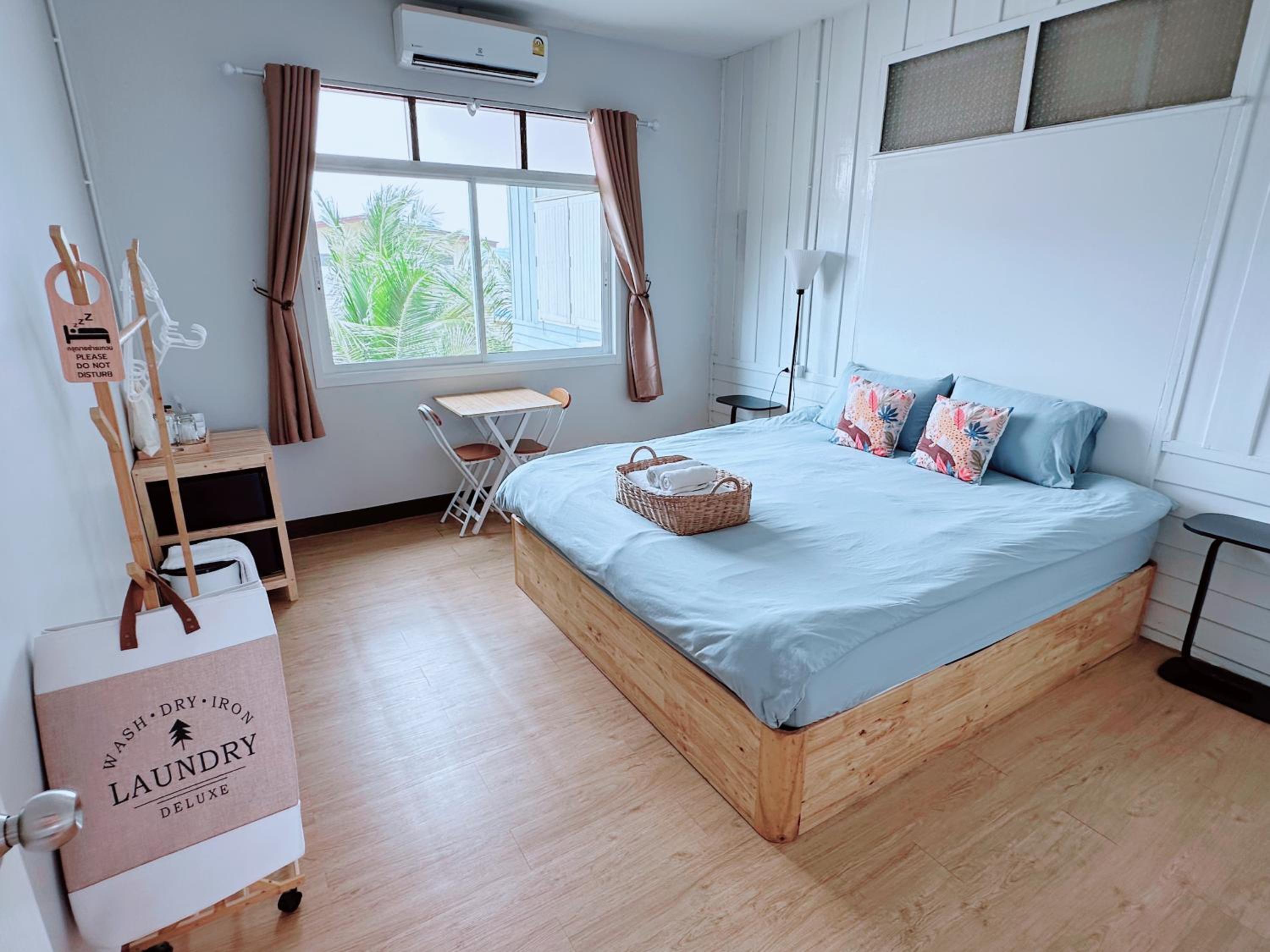 Deluxe Double Room with Side Sea View photo 2