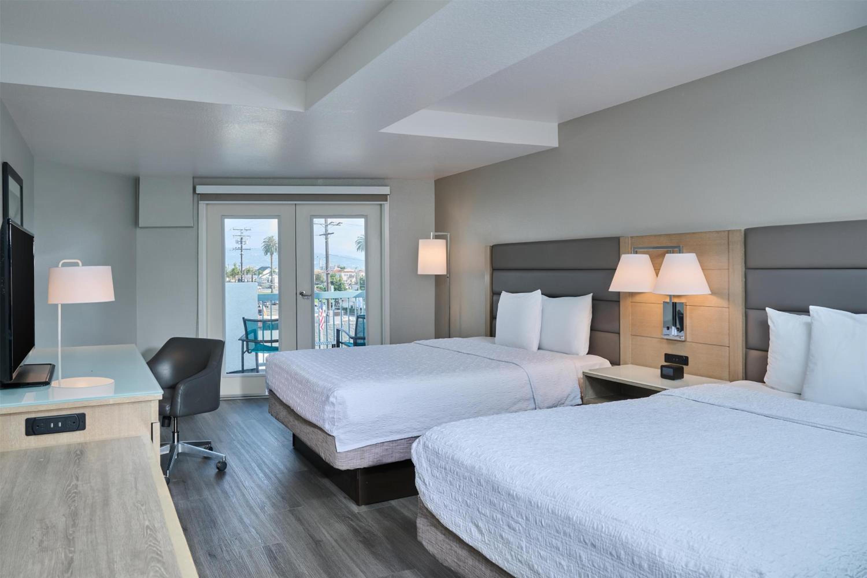 Queen Room with Two Queen Beds and Balcony - Non-Smoking - Photo 5