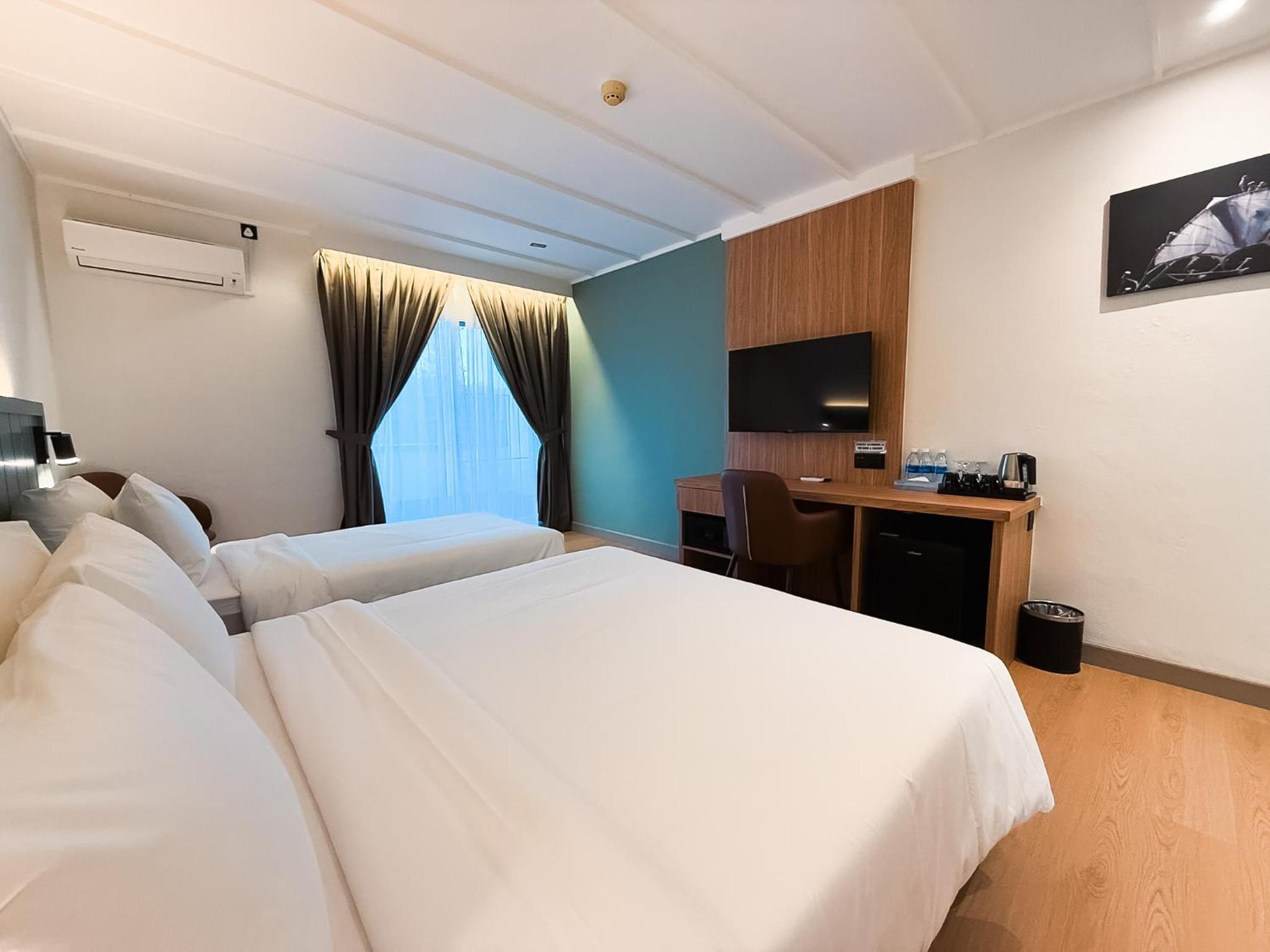 Premium Family Room with One Queen Bed and One Single Bed photo 3