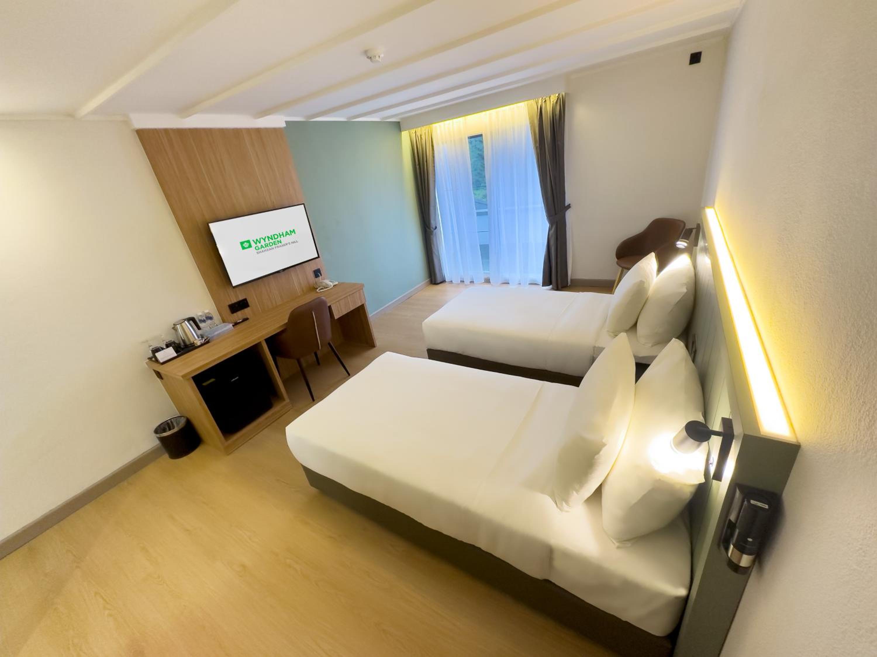 Room with Two Single Beds - Golf View photo 3