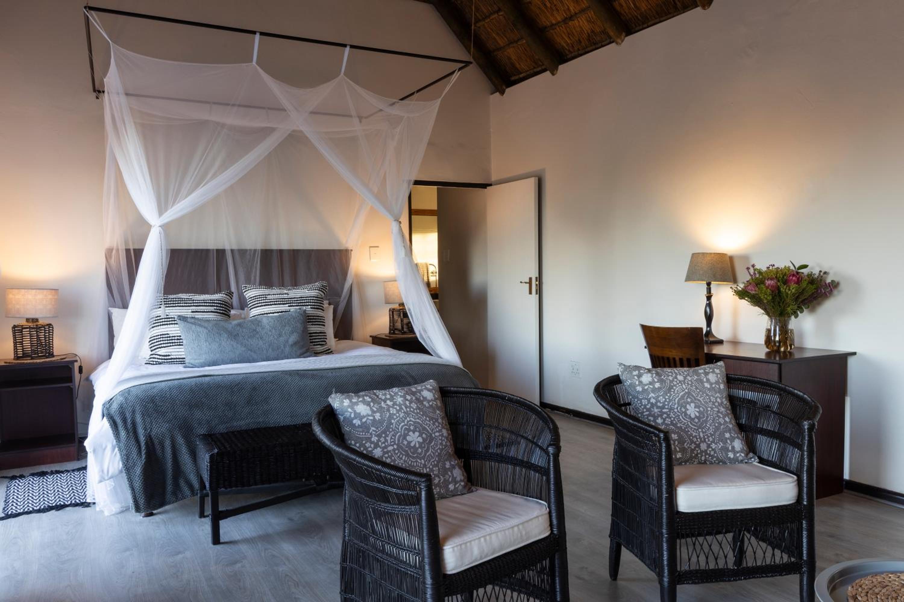 Standard Double Room - Photo 8