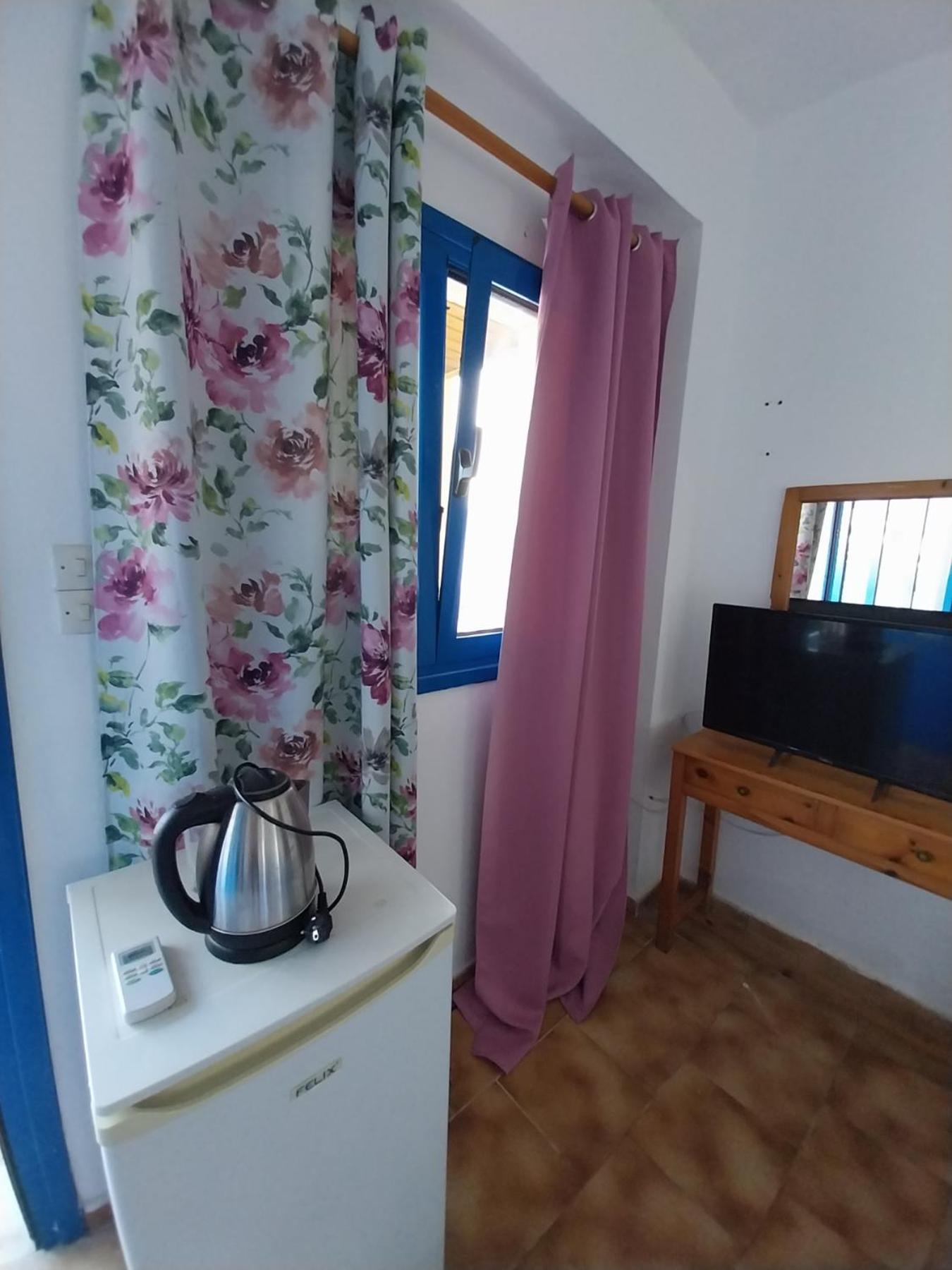 Twin Room with Private Bathroom photo 2