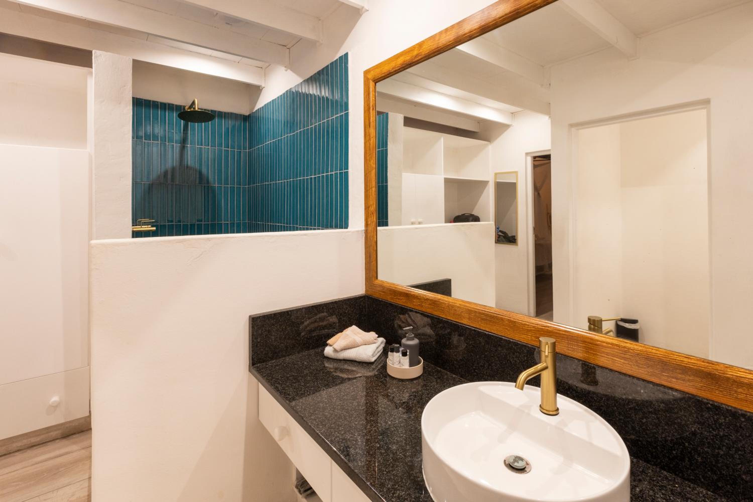 Standard Double Room - Photo 12