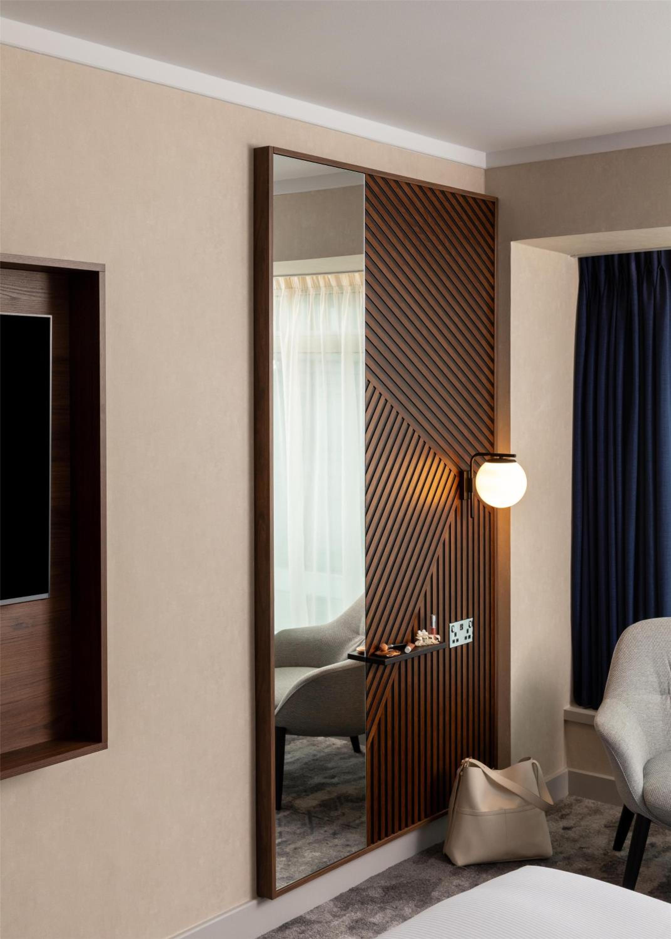 Family Queen Room with Two Queen Beds thumbnail 6
