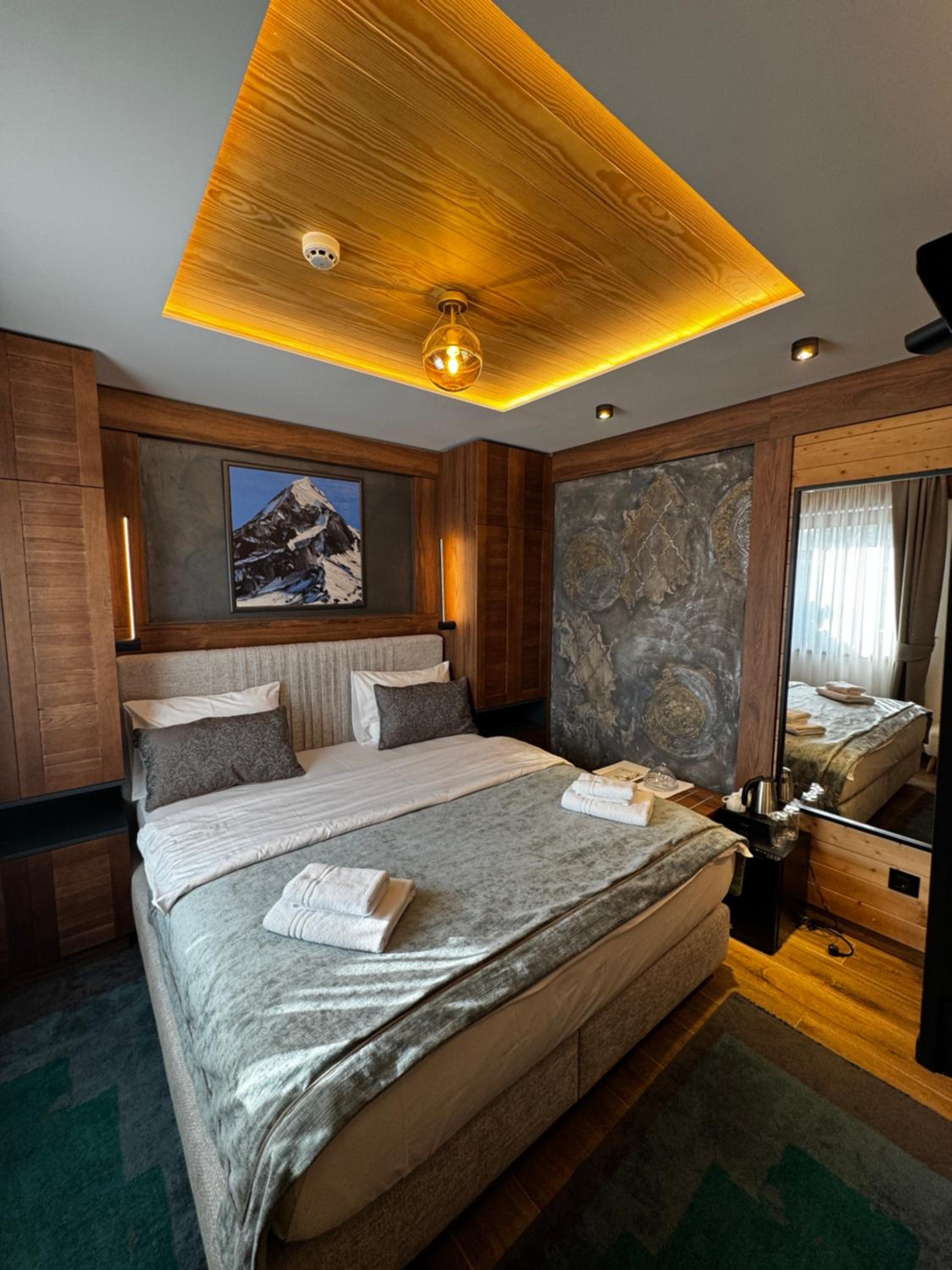 Deluxe King Room photo 1