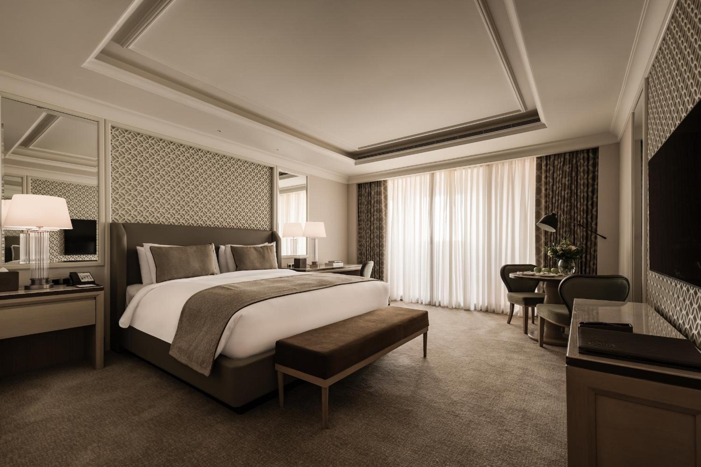 Deluxe Room Courtyard View King Bed