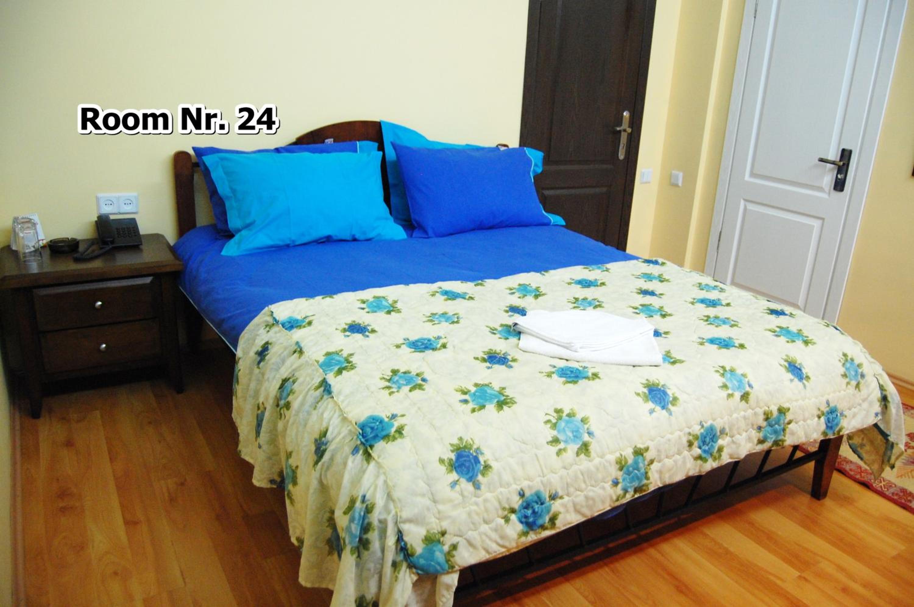 Standard Double Room - Photo 9