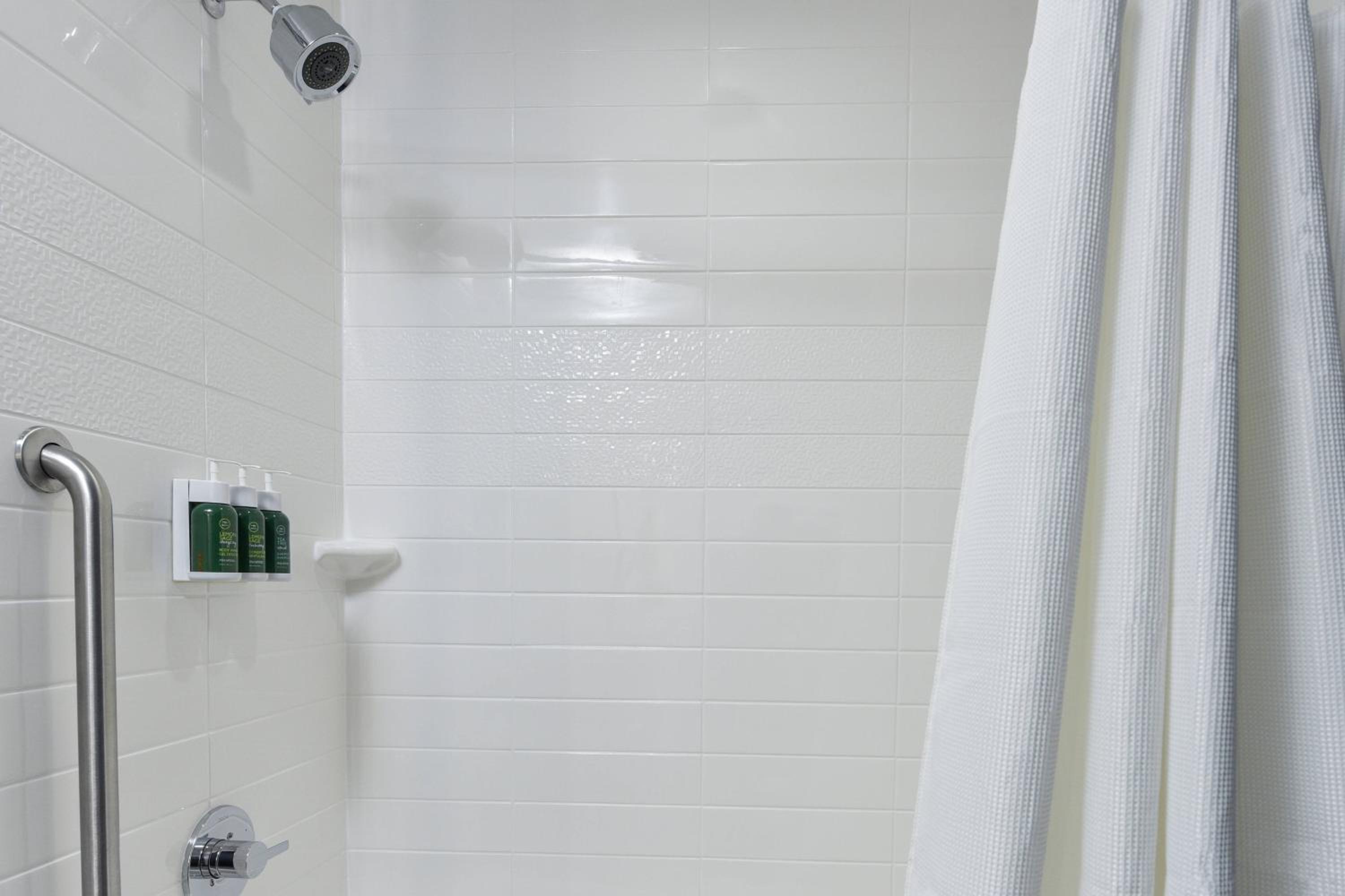 Larger Guest room, 2 King (Mobility Accessible w/ Tub) - Photo 6