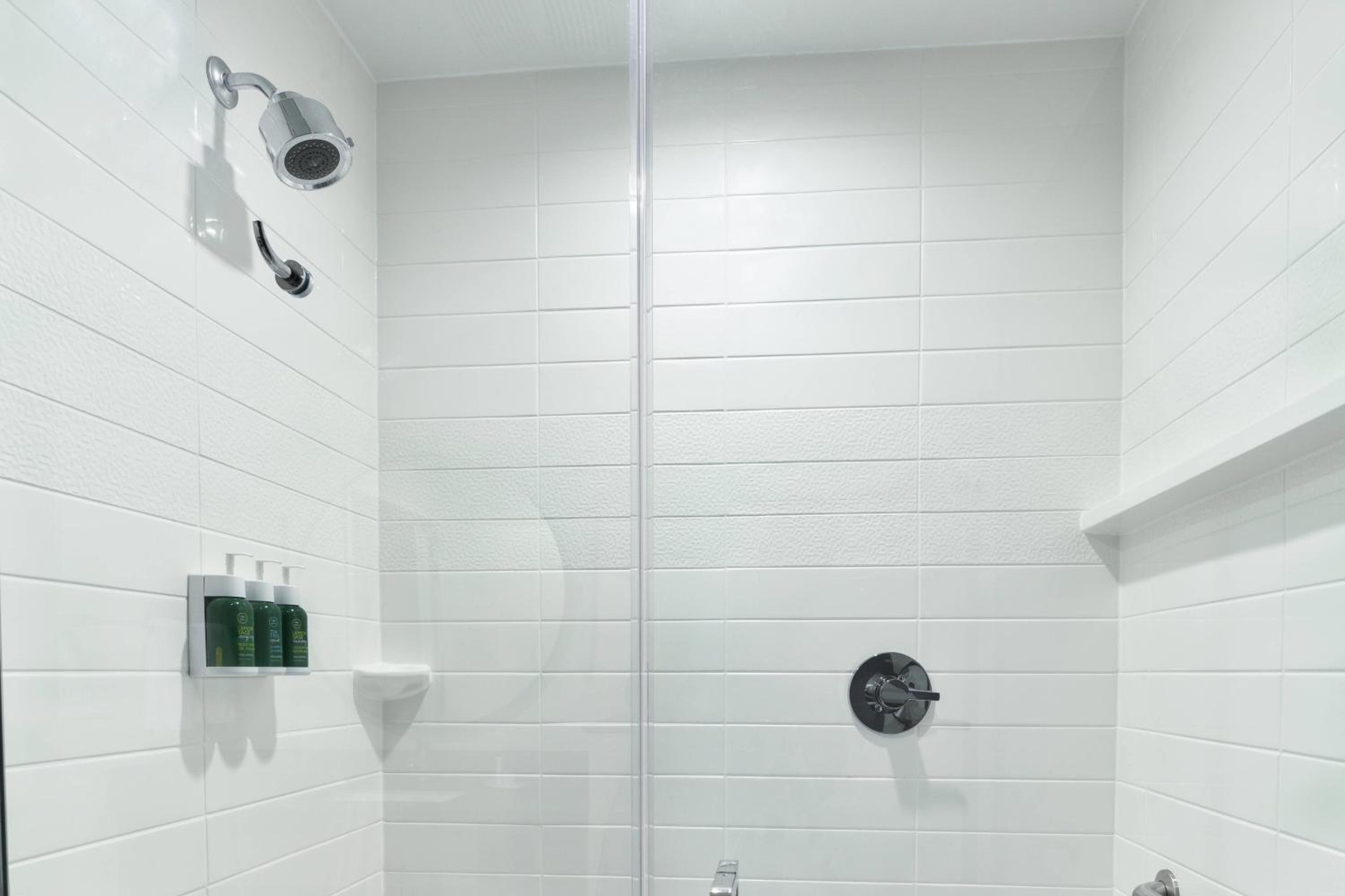 Larger Guest room, 2 King (Mobility Accessible w/ Tub) - Photo 7