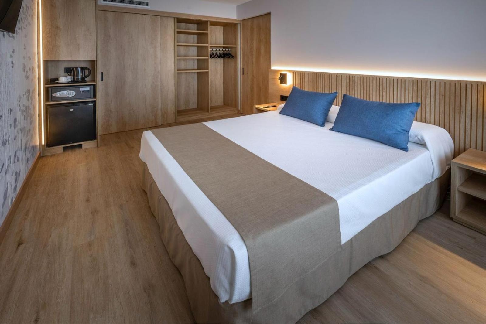 Suite Familiar Premium con Vistas a la piscina photo 3