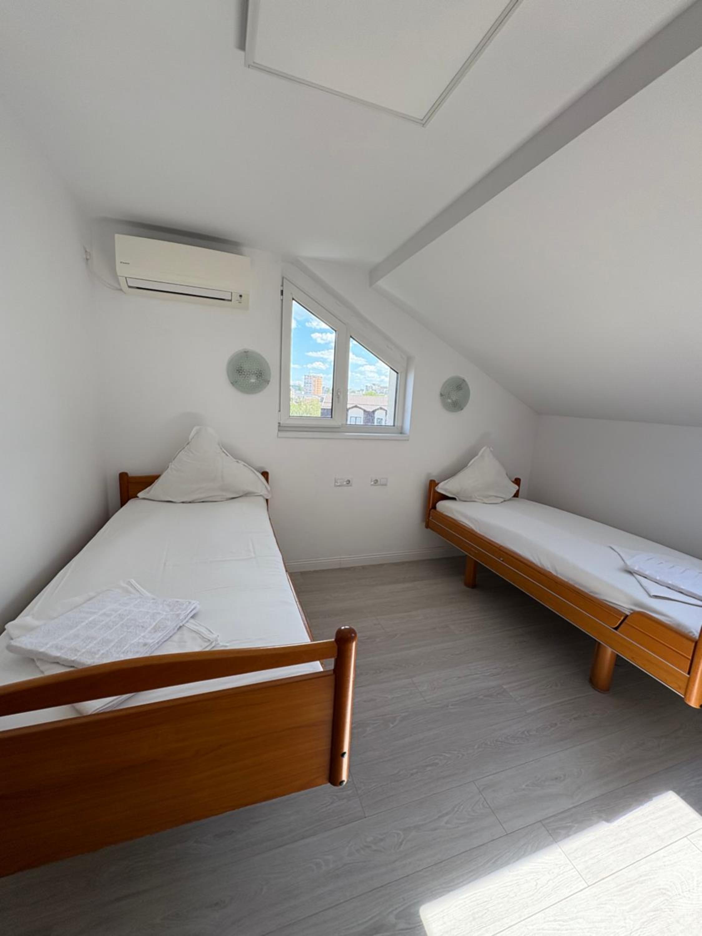 Economy Twin Room photo 1