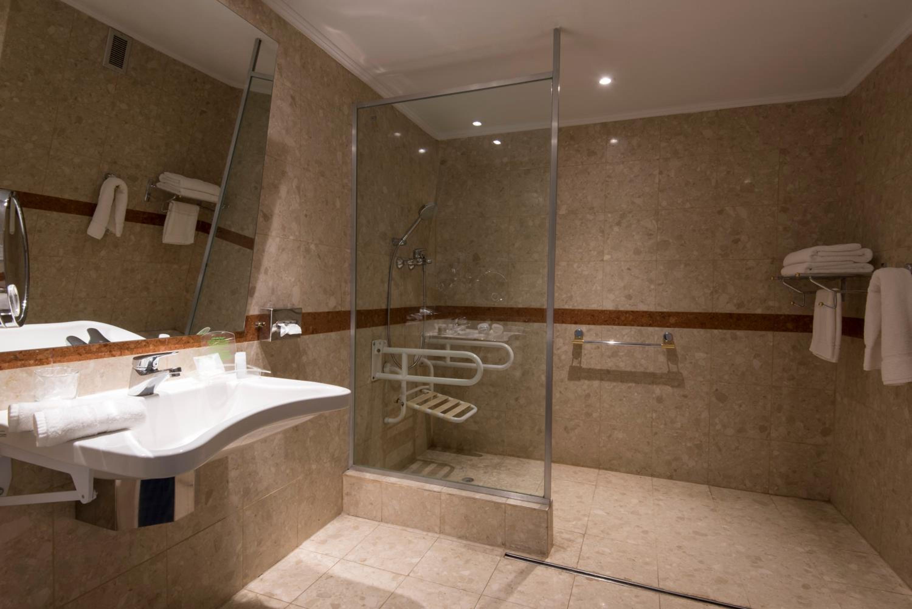 King Room with Accessible Tub - Mobility Access