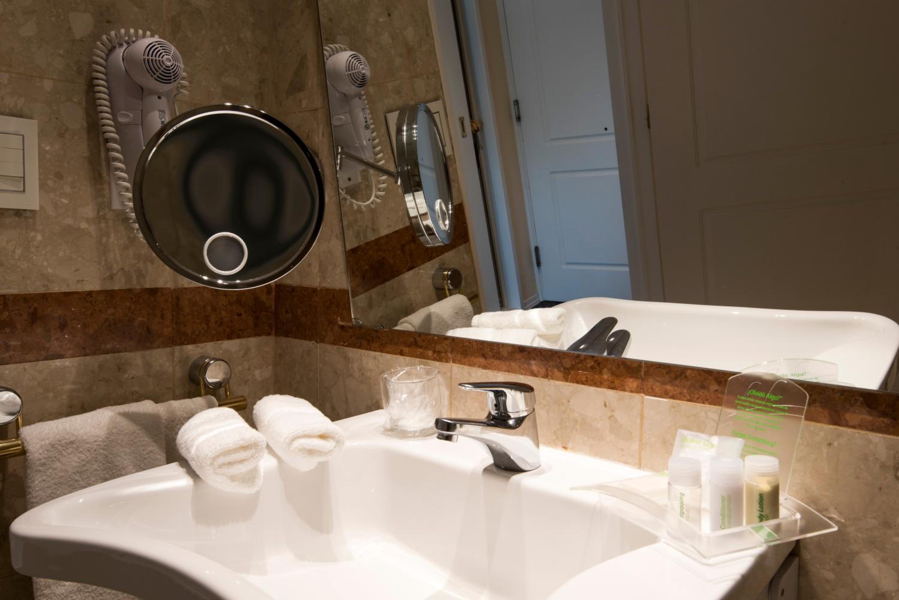 King Room with Accessible Tub - Mobility Access