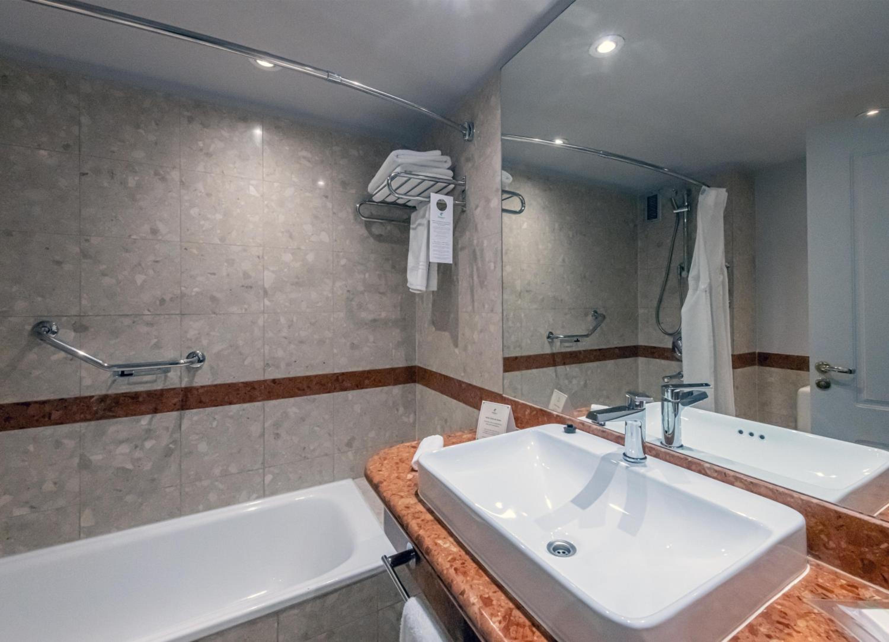 Premium King Room with Sofa Bed thumbnail 5