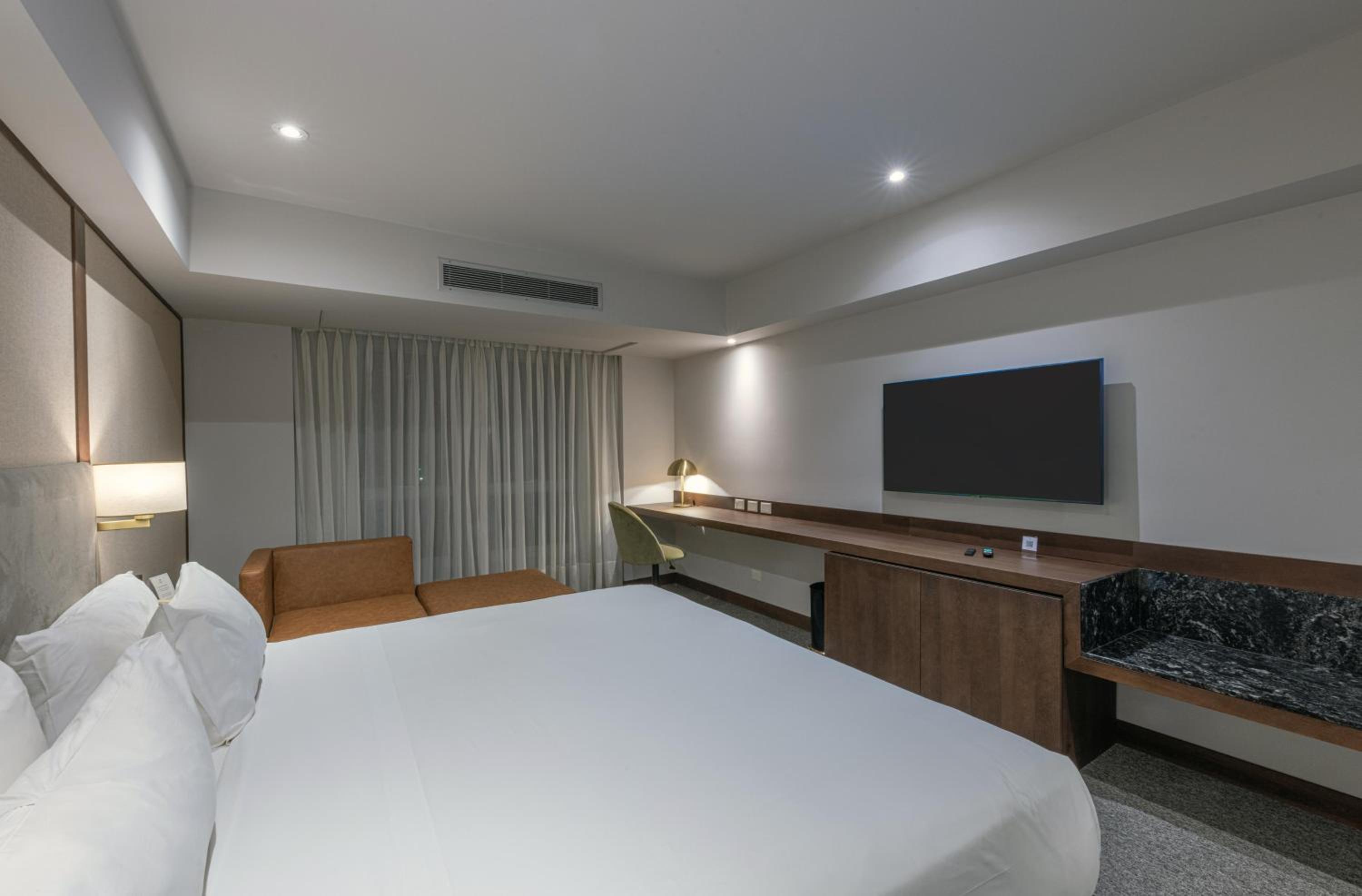 Premium King Room with Mountain View