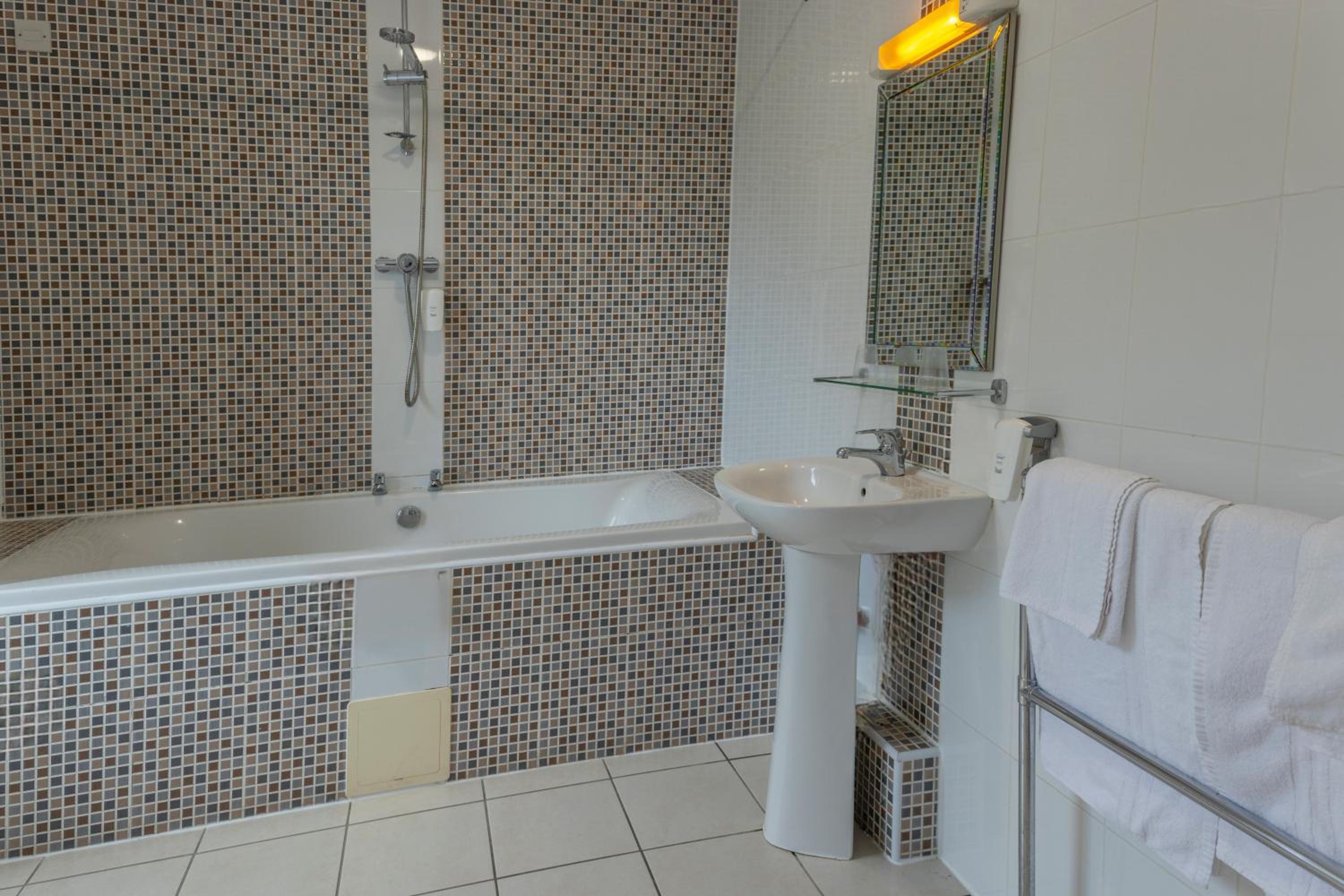Executive King Room - Non-Smoking - Photo 3
