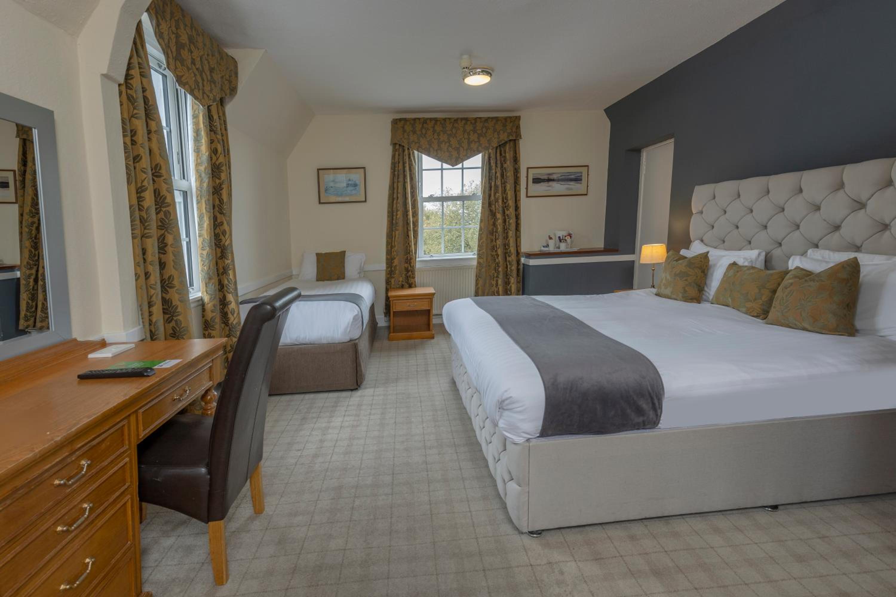 Standard Family Room with One King Bed, One Single Bed and Sofa Bed - Non-Smoking - Photo 1