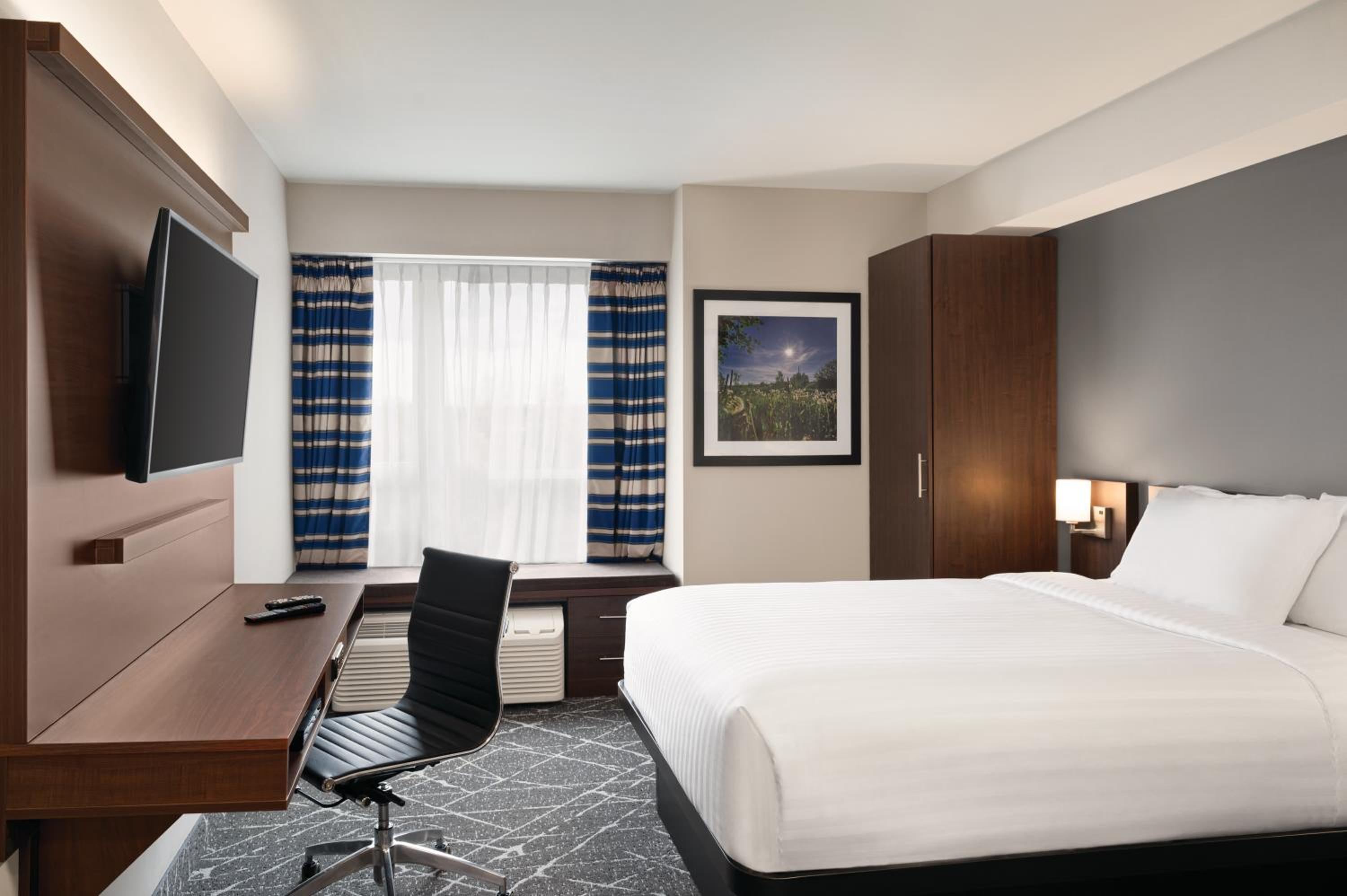 Queen Efficiency Room with One Queen Bed and Sofa Bed, Non-Smoking - Photo 2