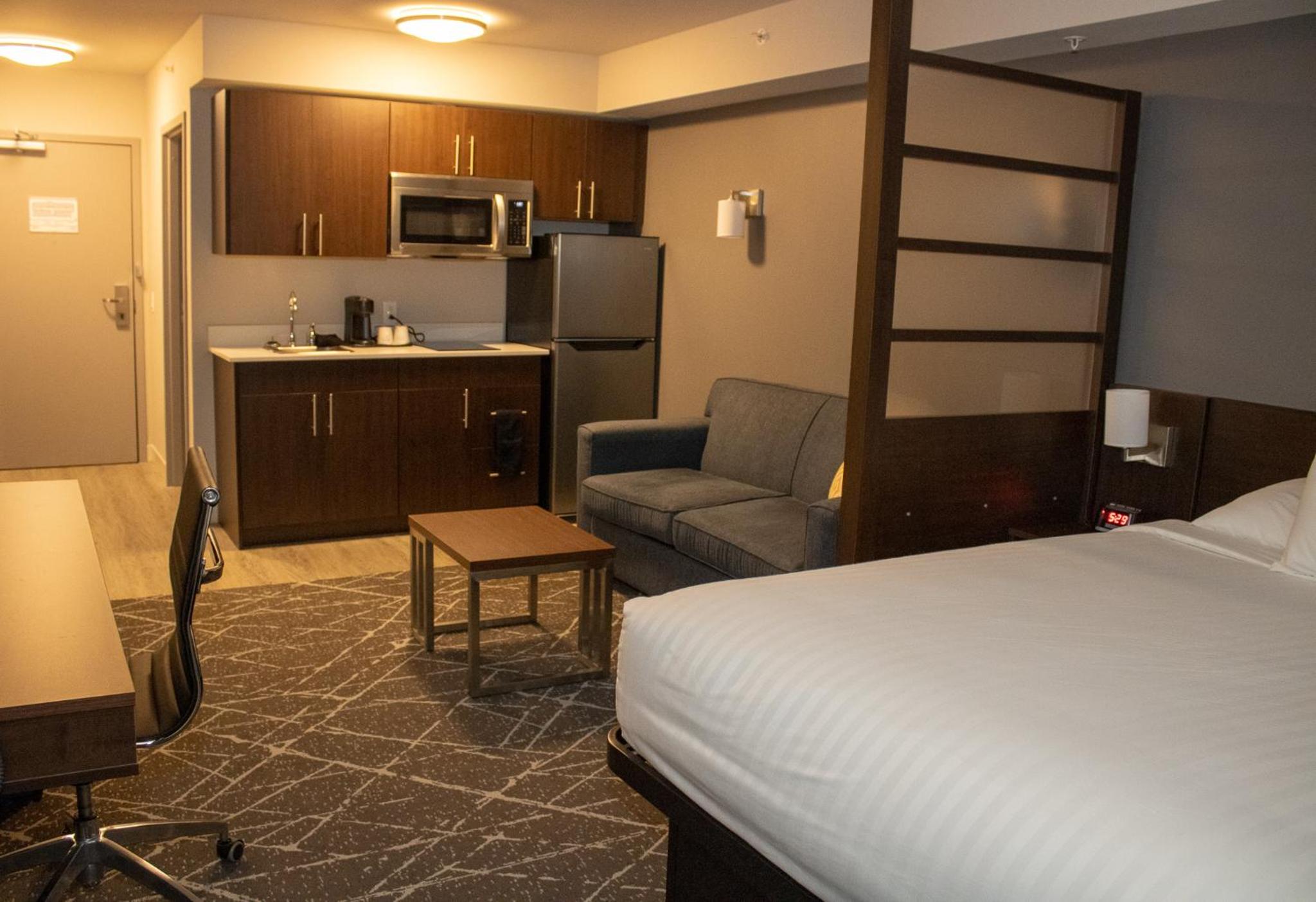 Queen Efficiency Room with One Queen Bed and Sofa Bed, Non-Smoking - Photo 3