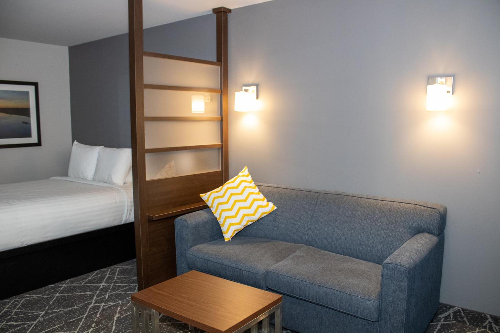 Queen Efficiency Room with One Queen Bed and Sofa Bed, Non-Smoking - Photo 4