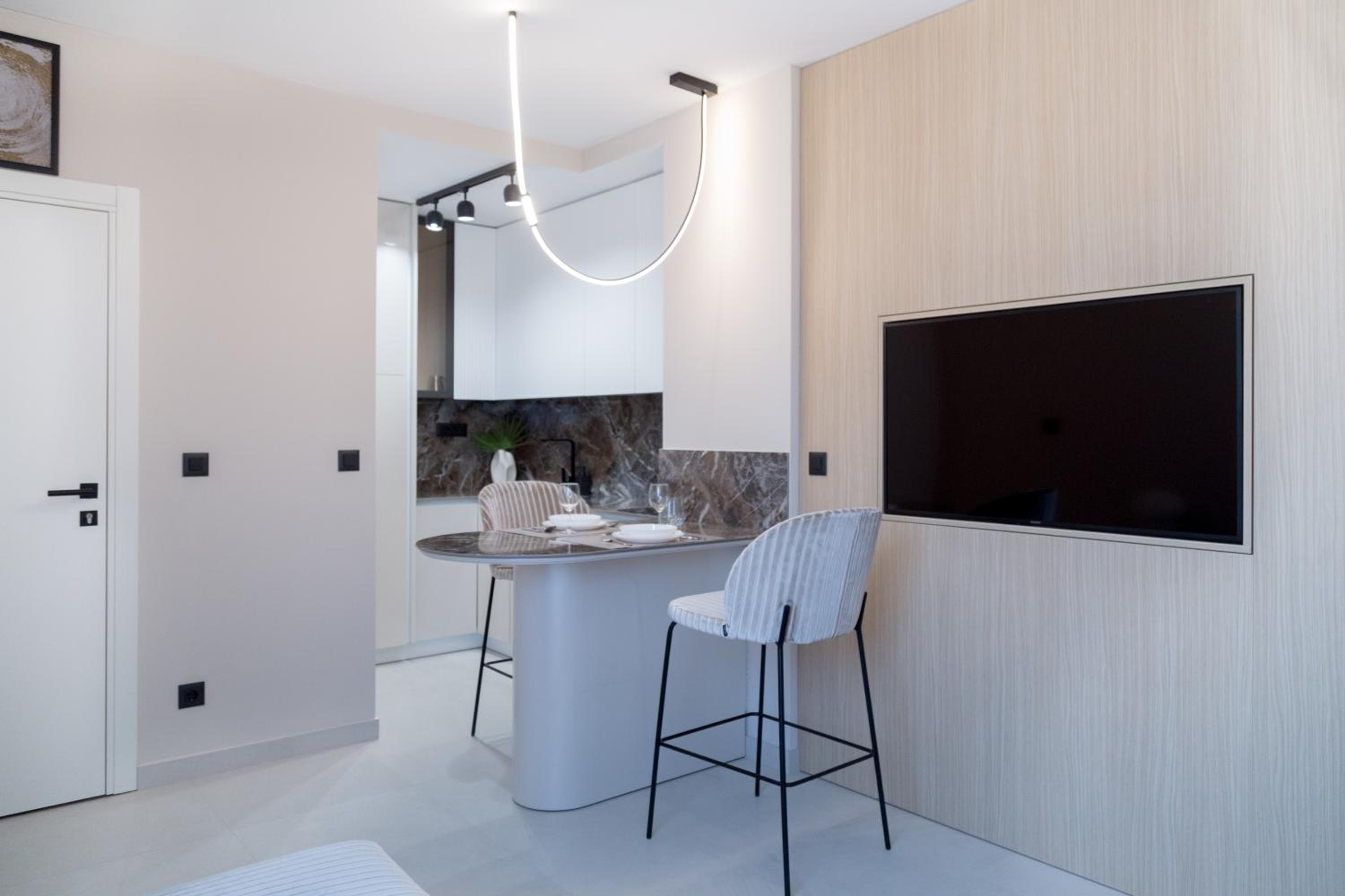 Deluxe One-Bedroom Apartment