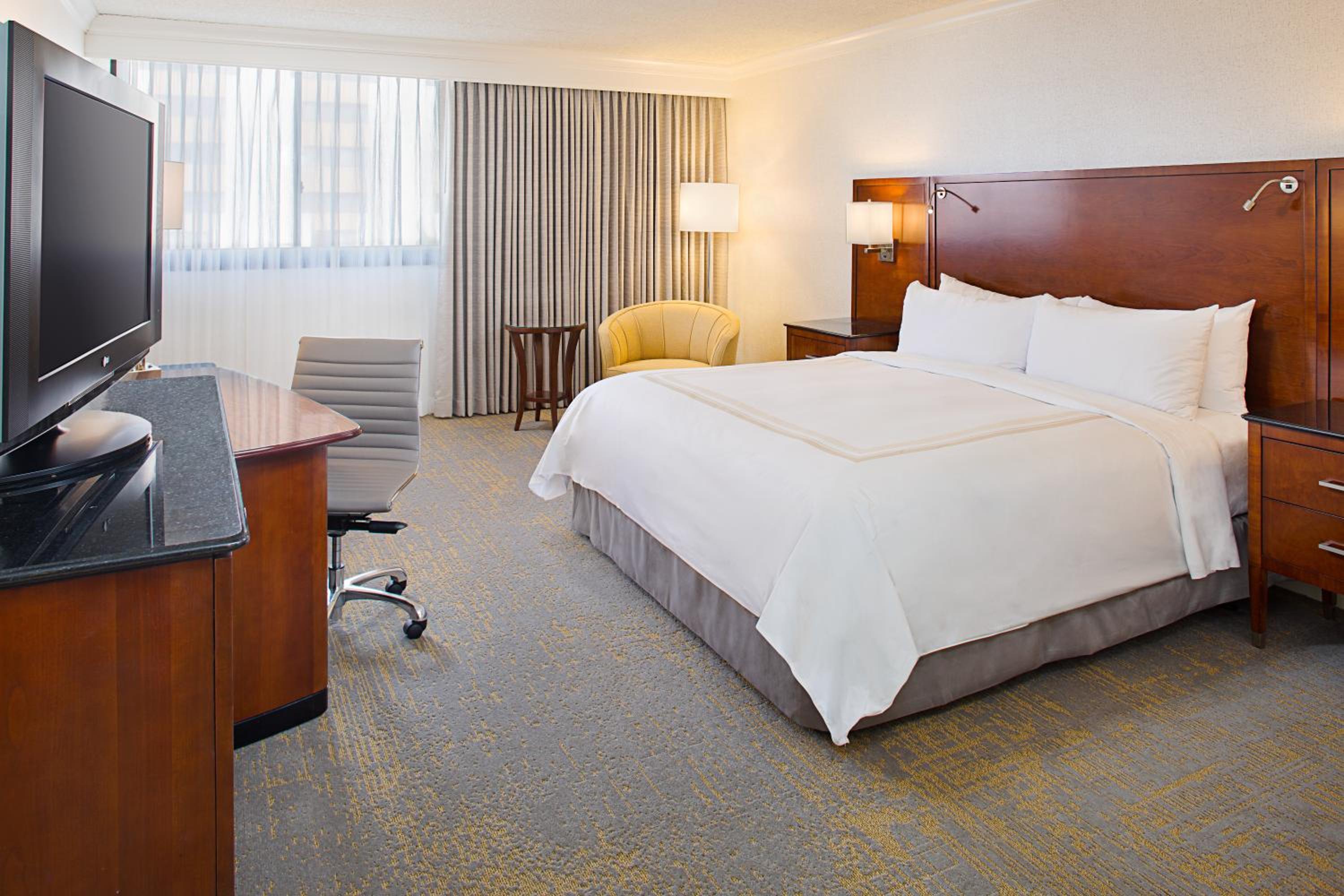 King Room with Roll-in Shower - Mobility Accessible