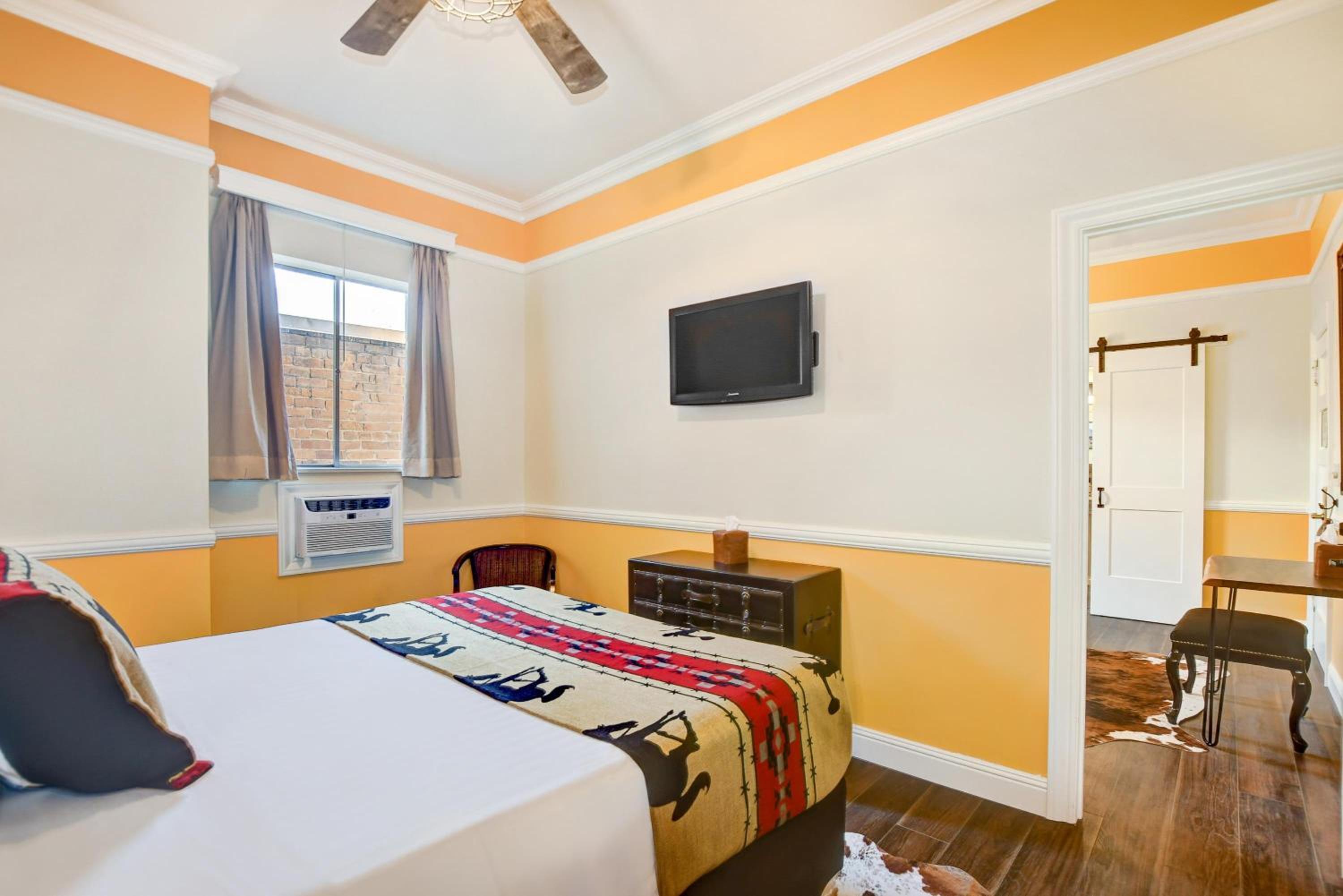 Two-Room Family Suite with Two Queen Beds - Non-Smoking photo 2
