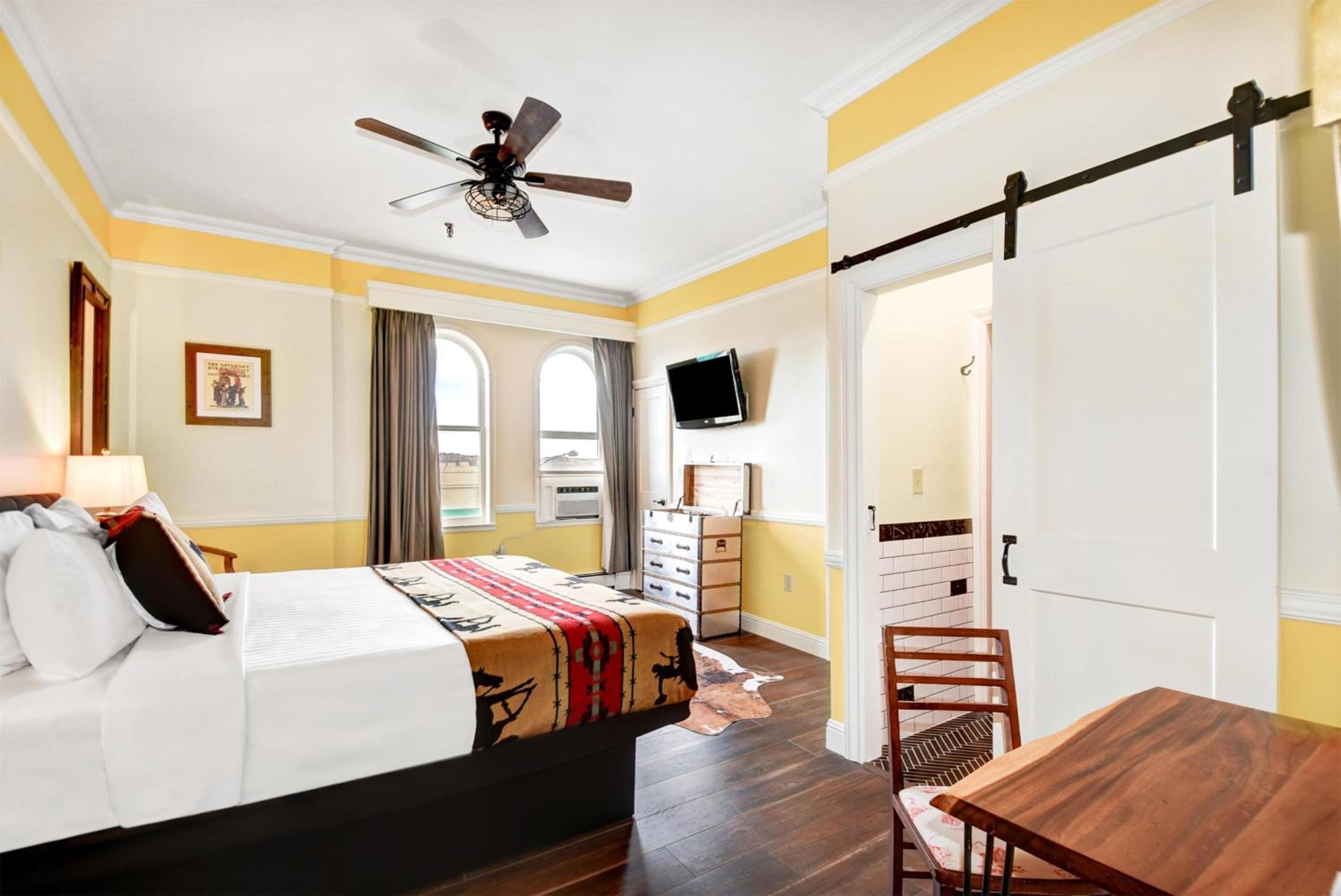 King Room with City View - Non-Smoking photo 3