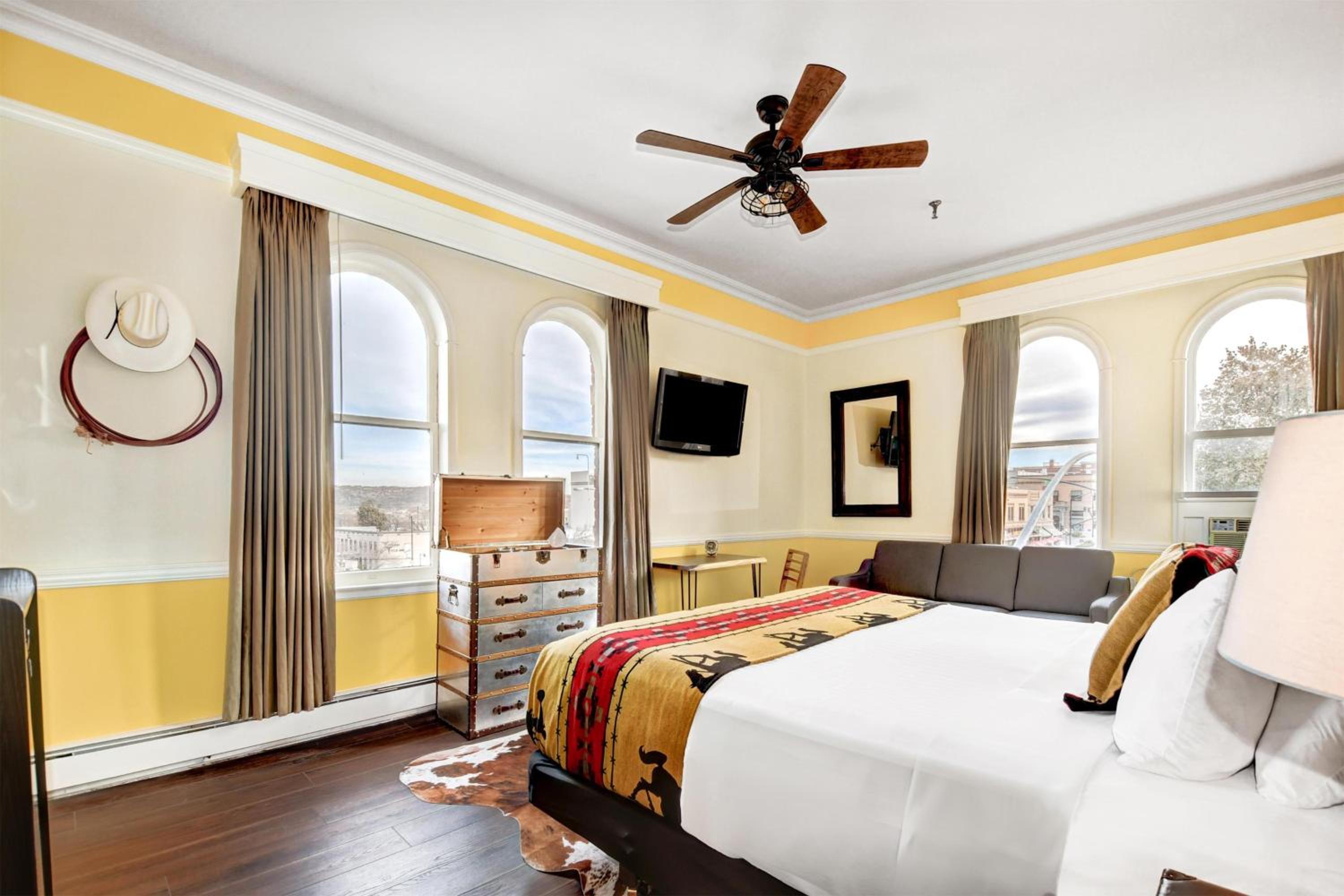 King Suite with City View, Park View and Sofa - Non-Smoking