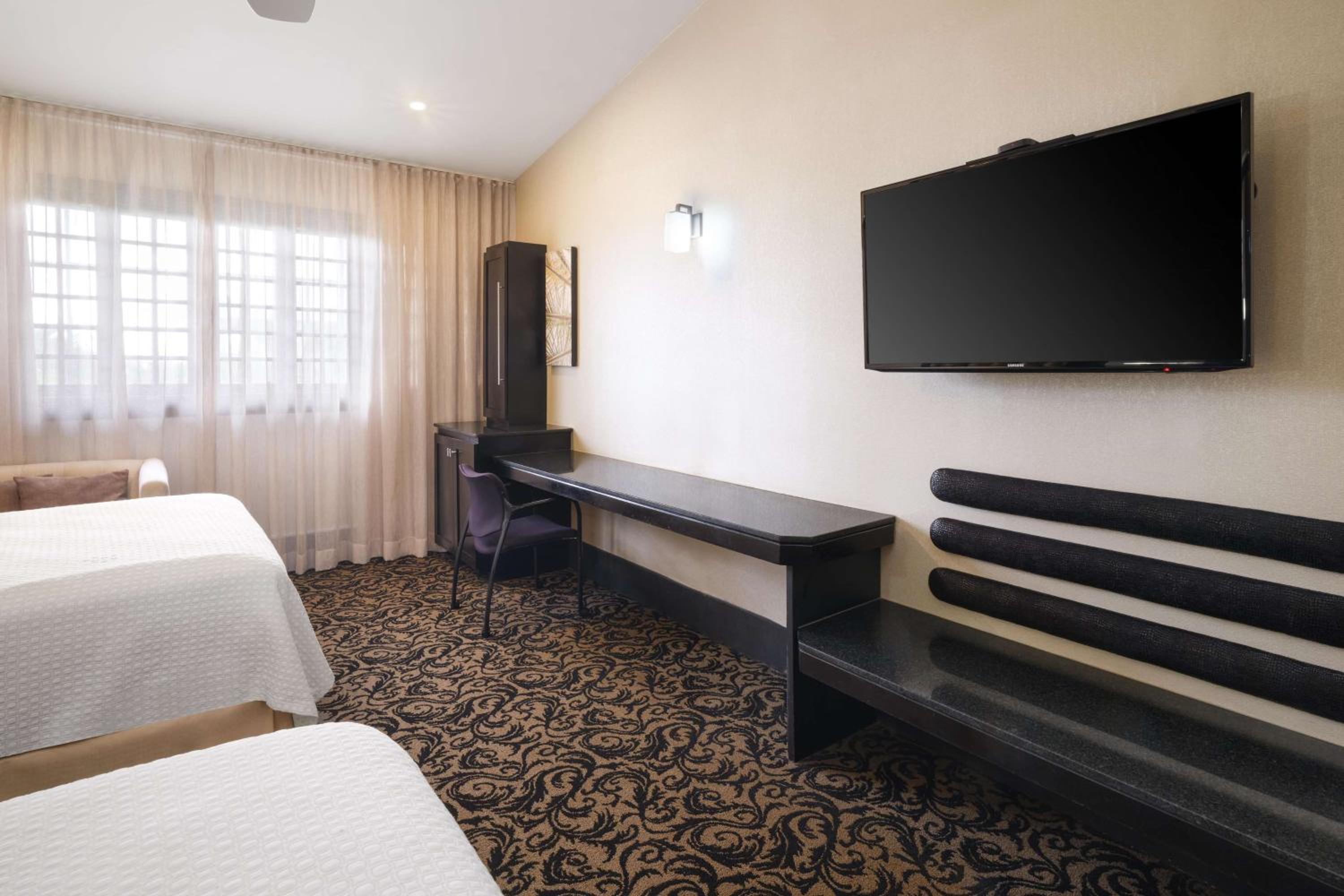 Suite with Two Double Beds and Walk-In Shower - Non-Smoking photo 2