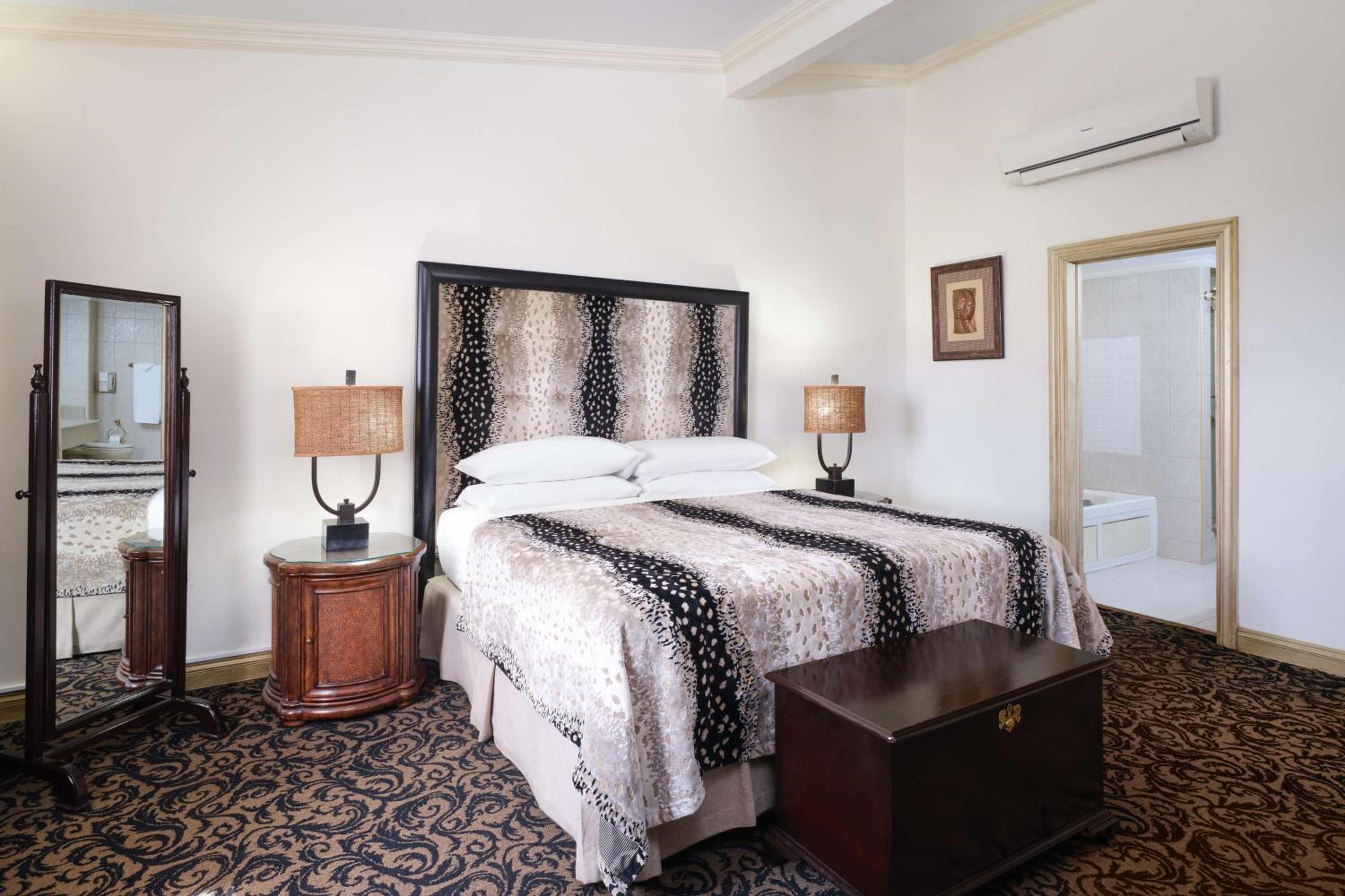 King Suite with Spa Bath, Sitting Area, Dining Area, Wet Bar and Marble Bathroom - Non-Smoking