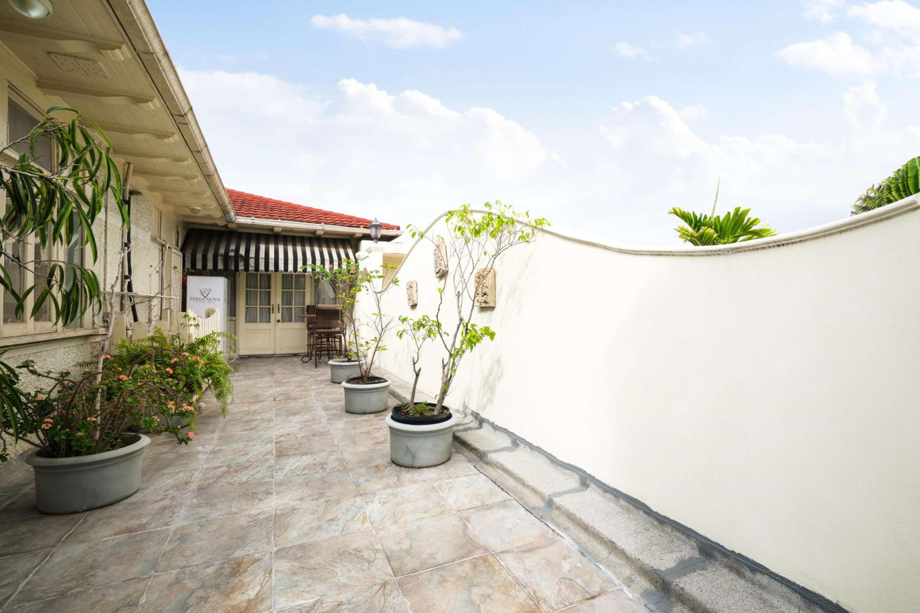King Suite with Terrace, Sitting Area, Dining Area, Wet Bar and Bath Tub - Non-Smoking