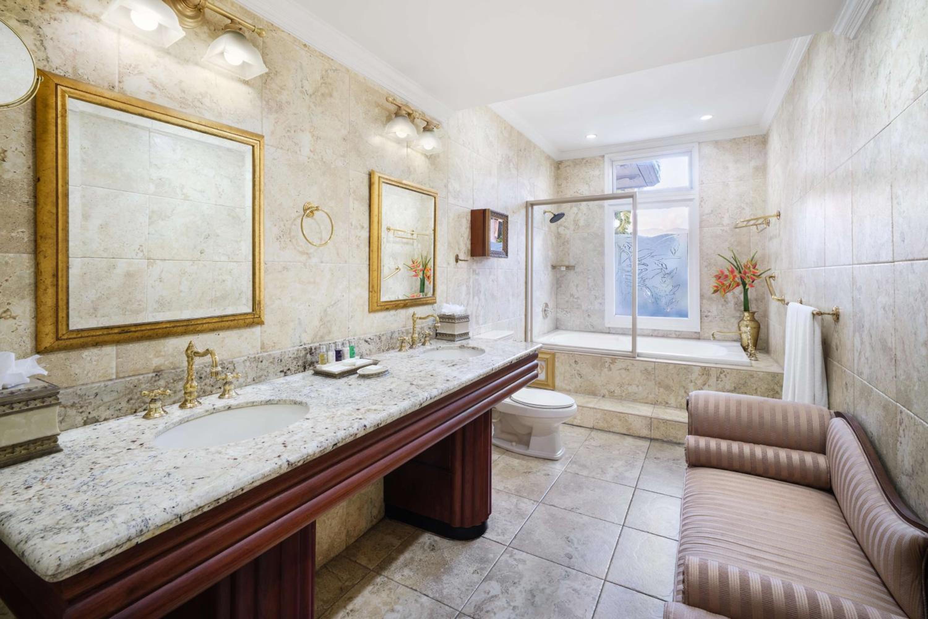 King Suite with Spa Bath, Terrace and Mountain View - Non-Smoking photo 2
