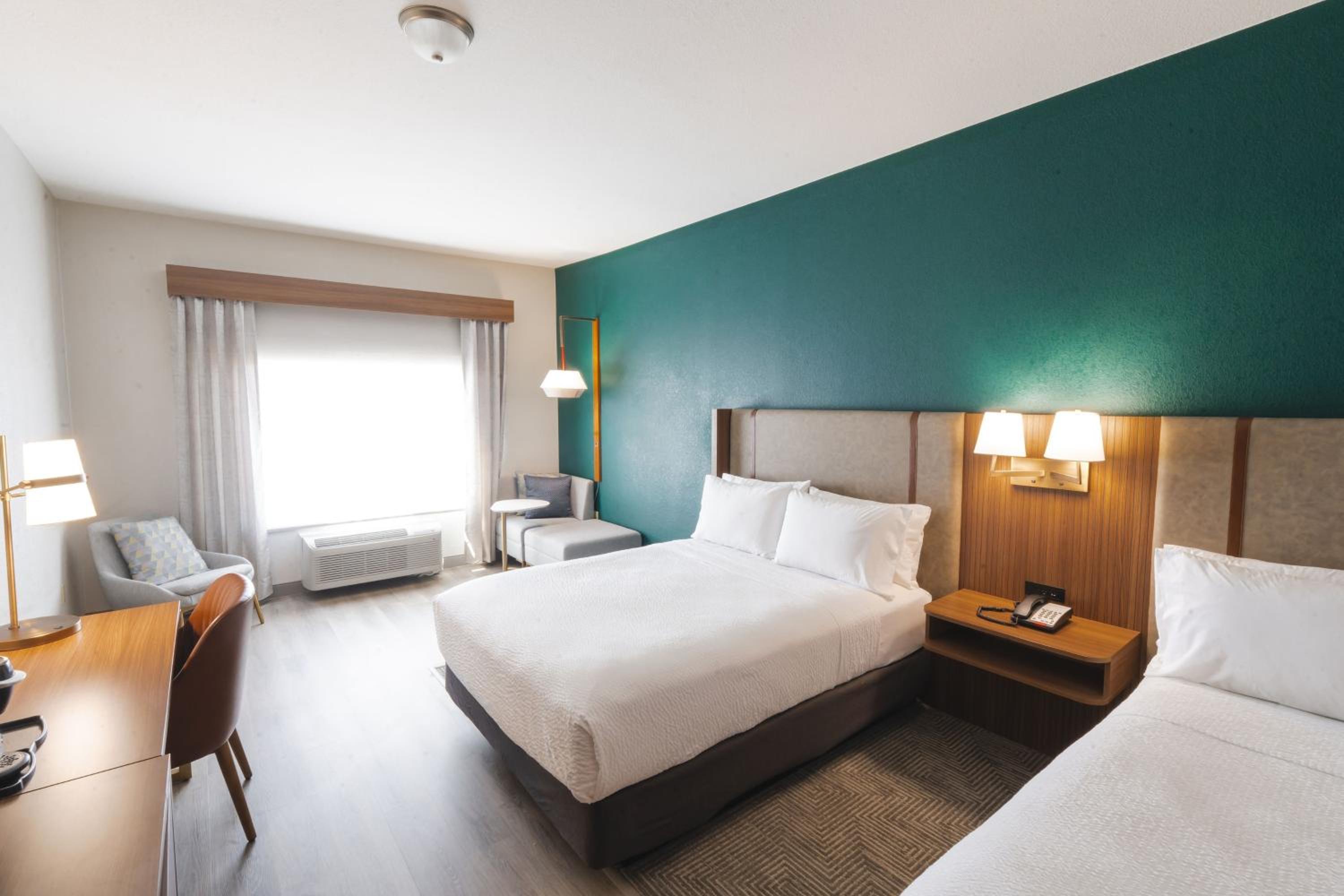 Queen Room with Two Queen Beds - Hearing Accessible/Non-Smoking - Photo 2