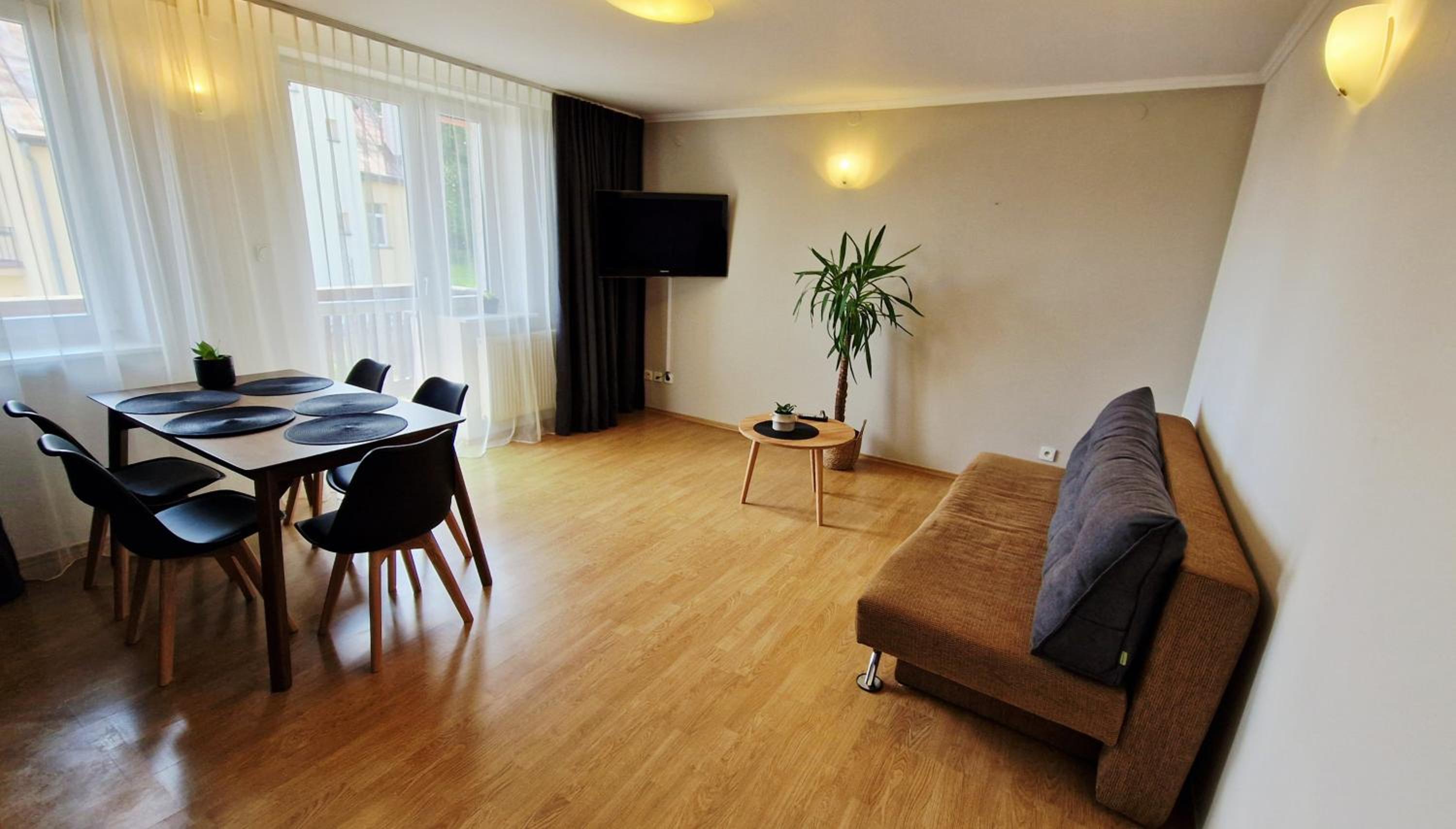 One-Bedroom Apartment with Balcony and Mountain View   photo 1