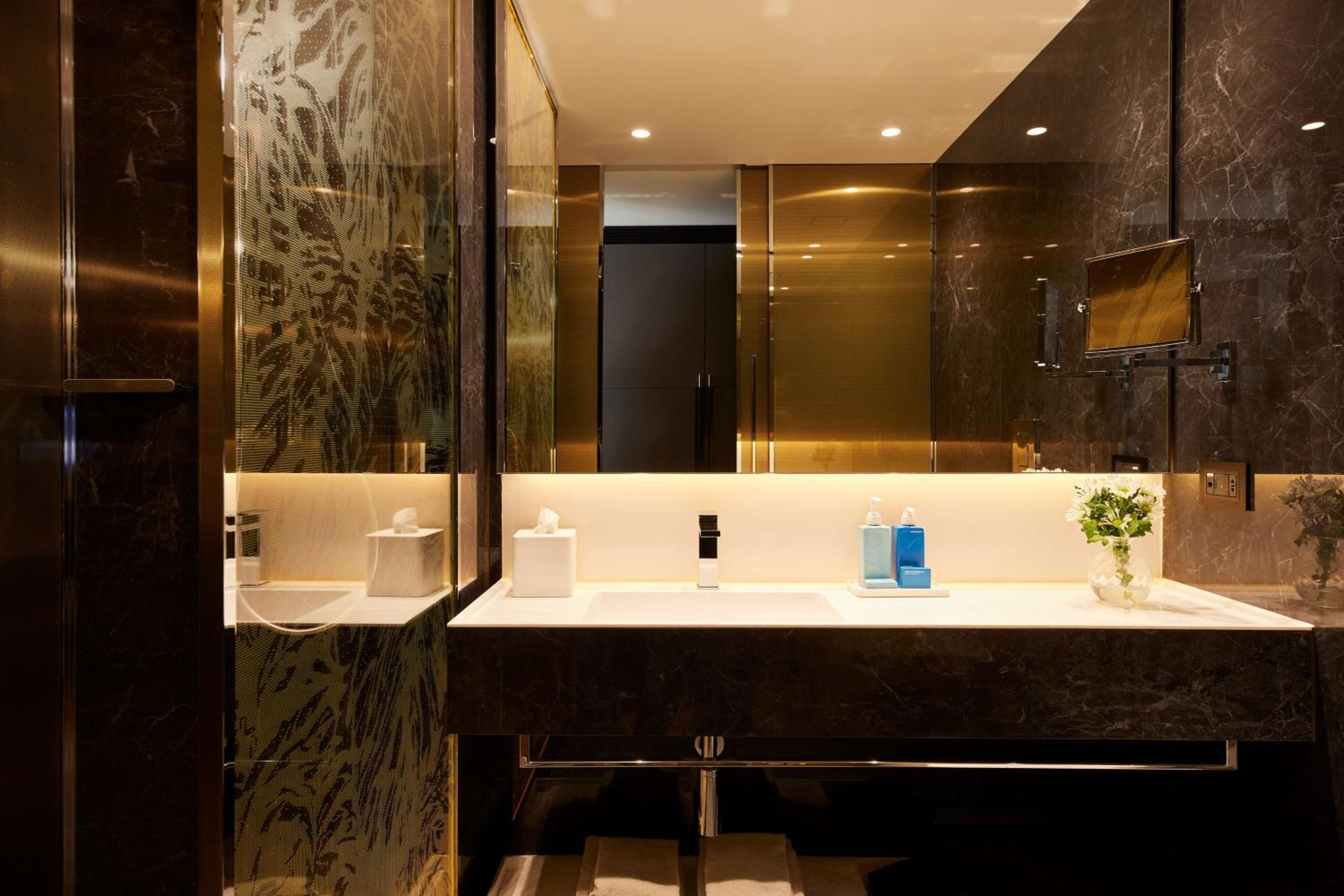 One Bedroom Suite King thumbnail 6