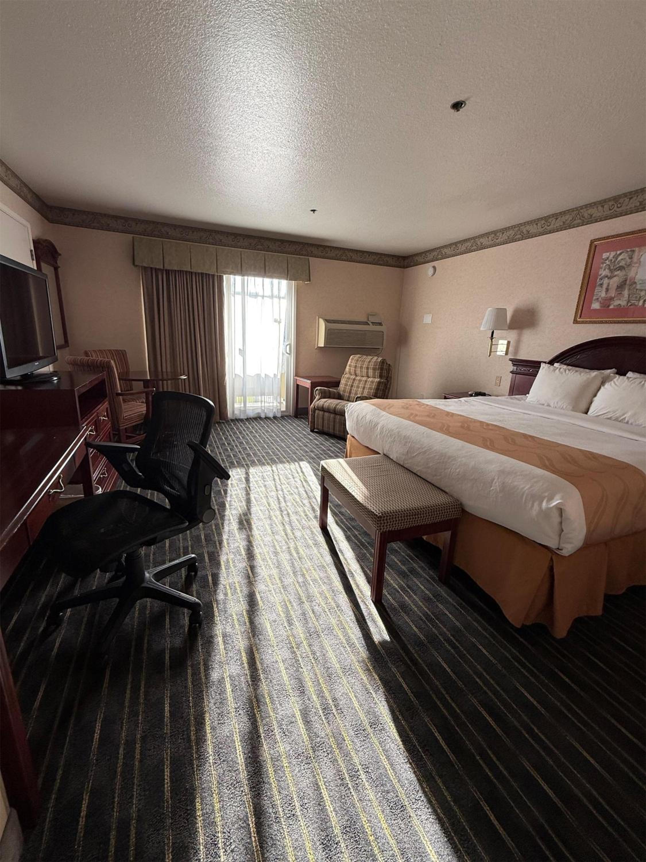 King Room with Balcony - Non-Smoking photo 1