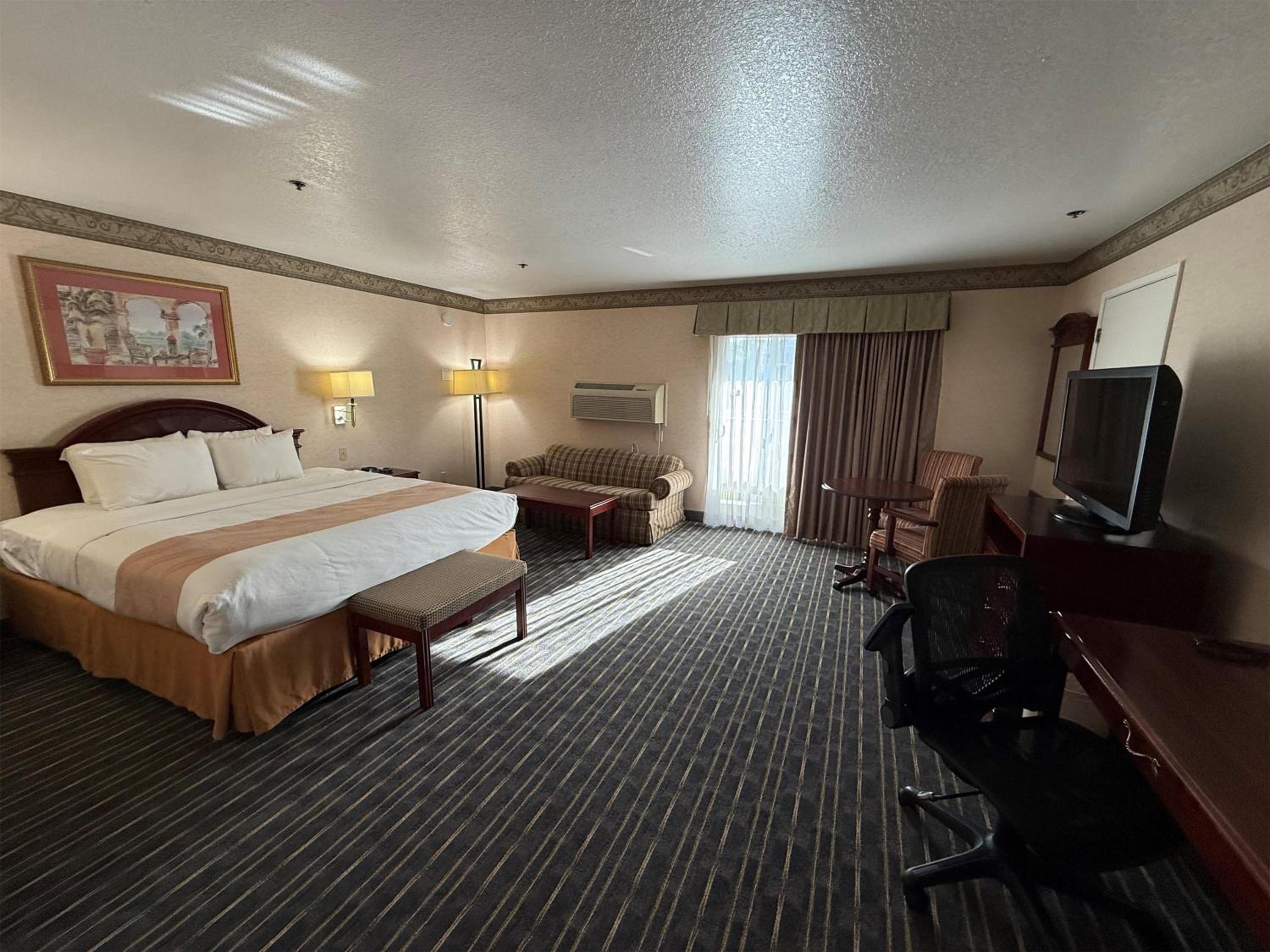 Large King Room with Sofa Bed and Balcony - Non-Smoking photo 1